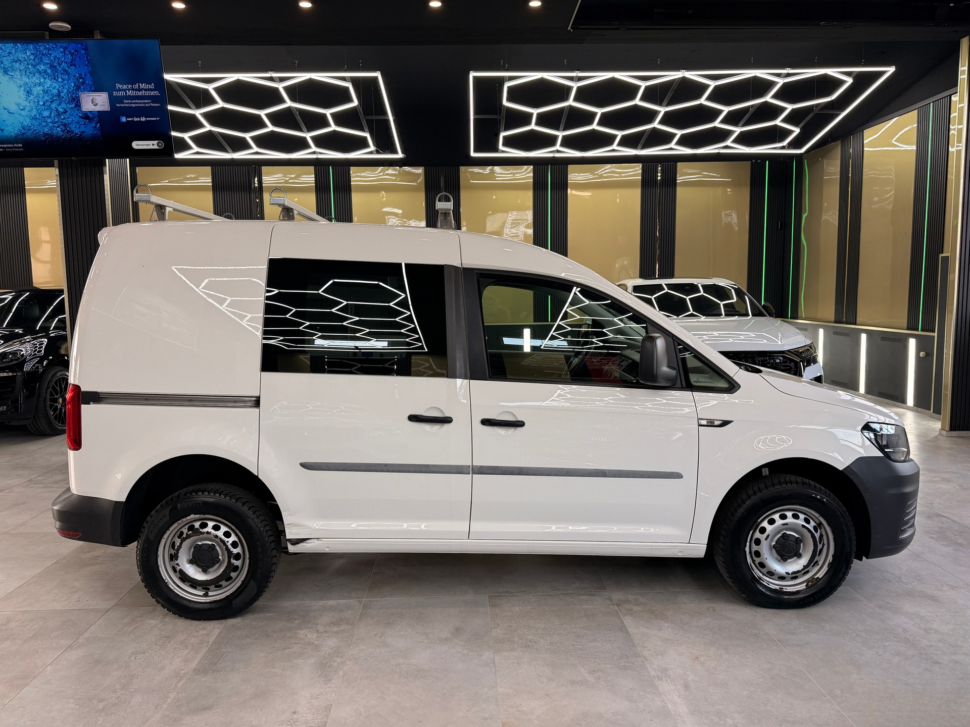 VW Caddy 2.0TDI 4Motion BlueMotion Technology-image-3