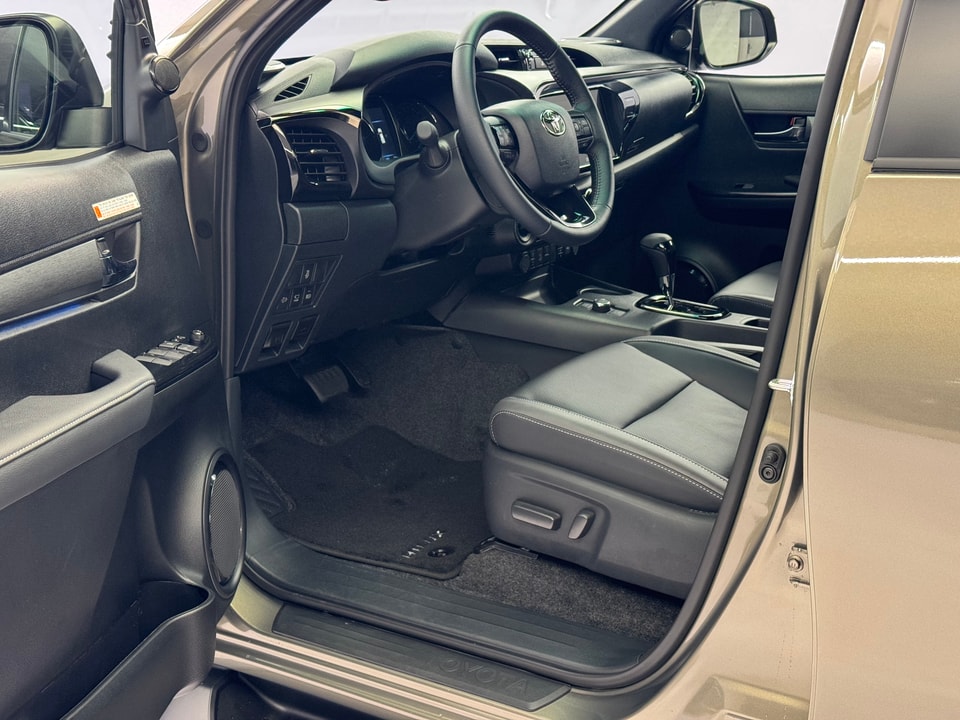 Hilux Double Cab 2.8 D MHEV 204 Invincible 4x4