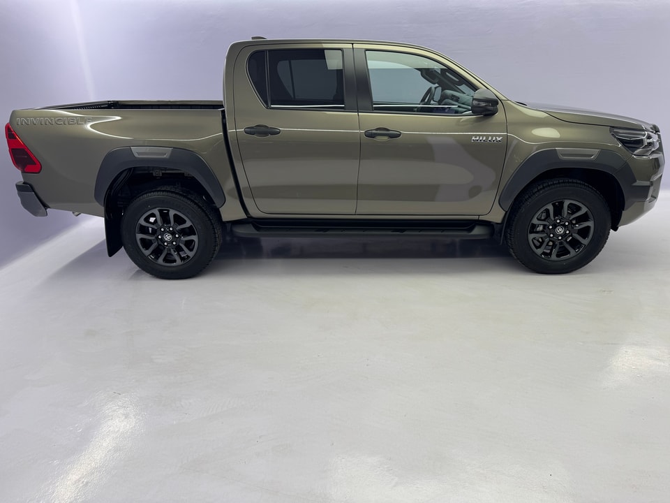 Hilux Double Cab 2.8 D MHEV 204 Invincible 4x4