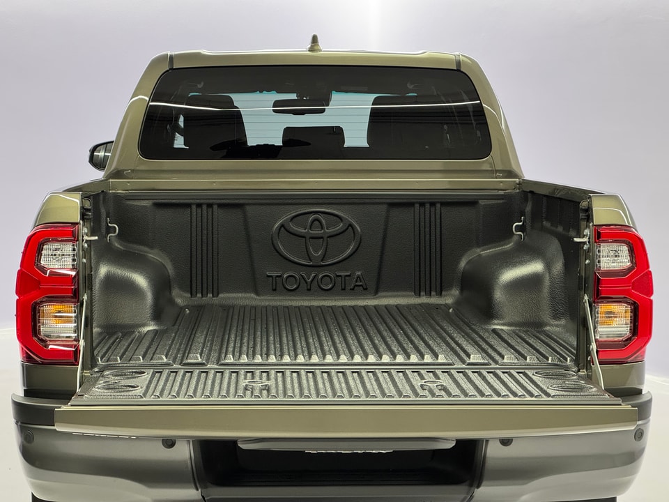 Hilux Double Cab 2.8 D-4D MHEV 204 Invincible 4x4