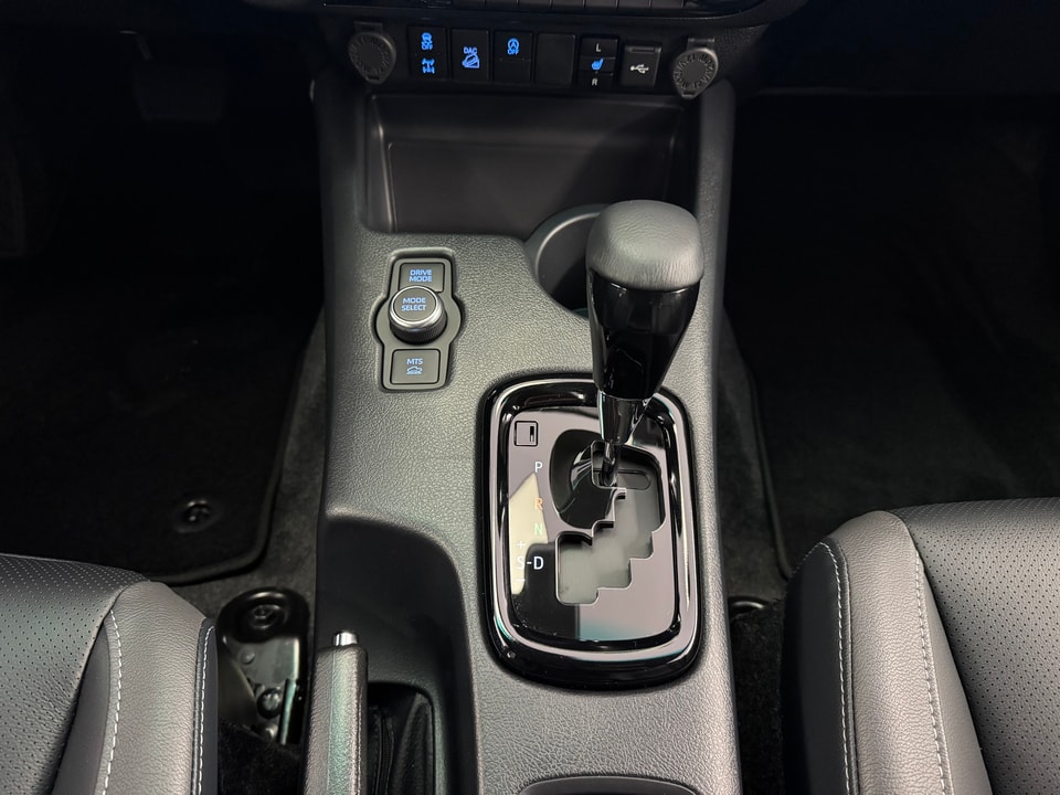 Hilux Double Cab 2.8 D-4D MHEV 204 Invincible 4x4