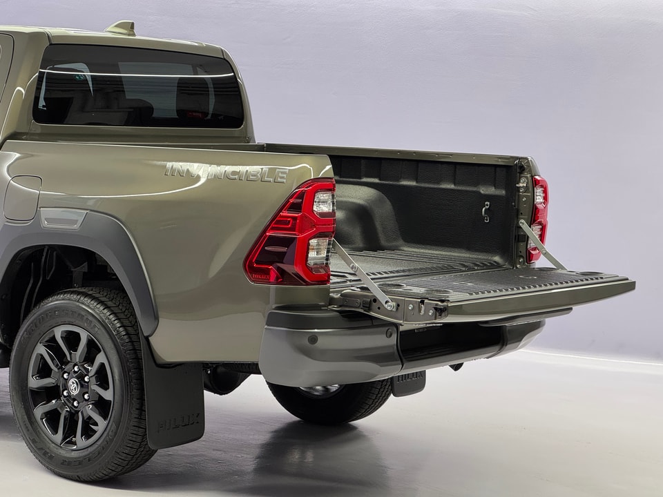 Hilux Double Cab 2.8 D-4D MHEV 204 Invincible 4x4