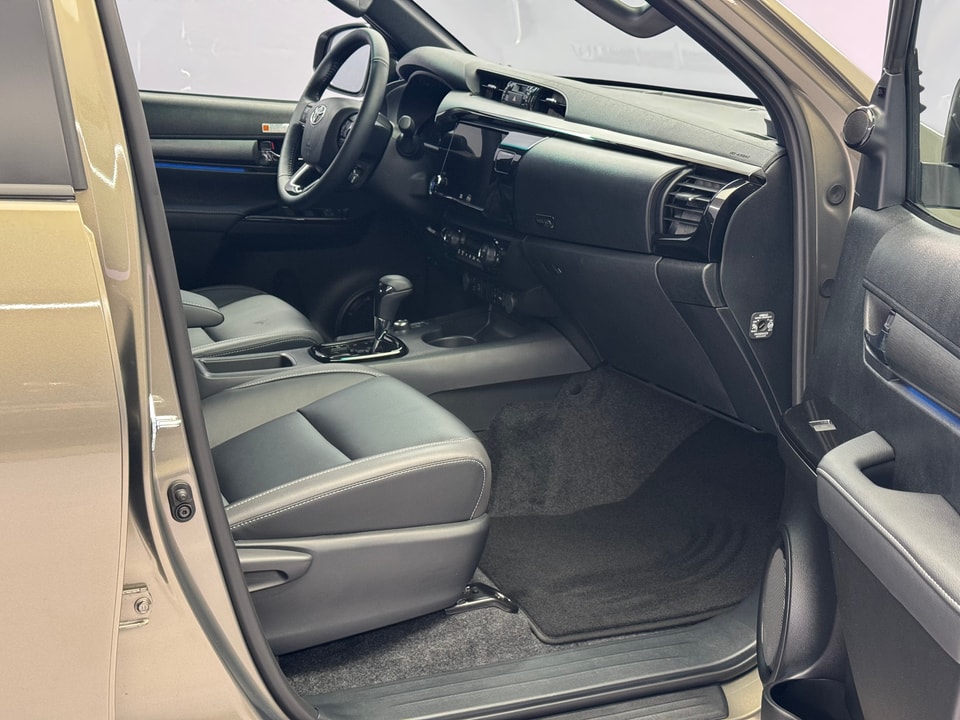 Hilux Double Cab 2.8 D-4D MHEV 204 Invincible 4x4