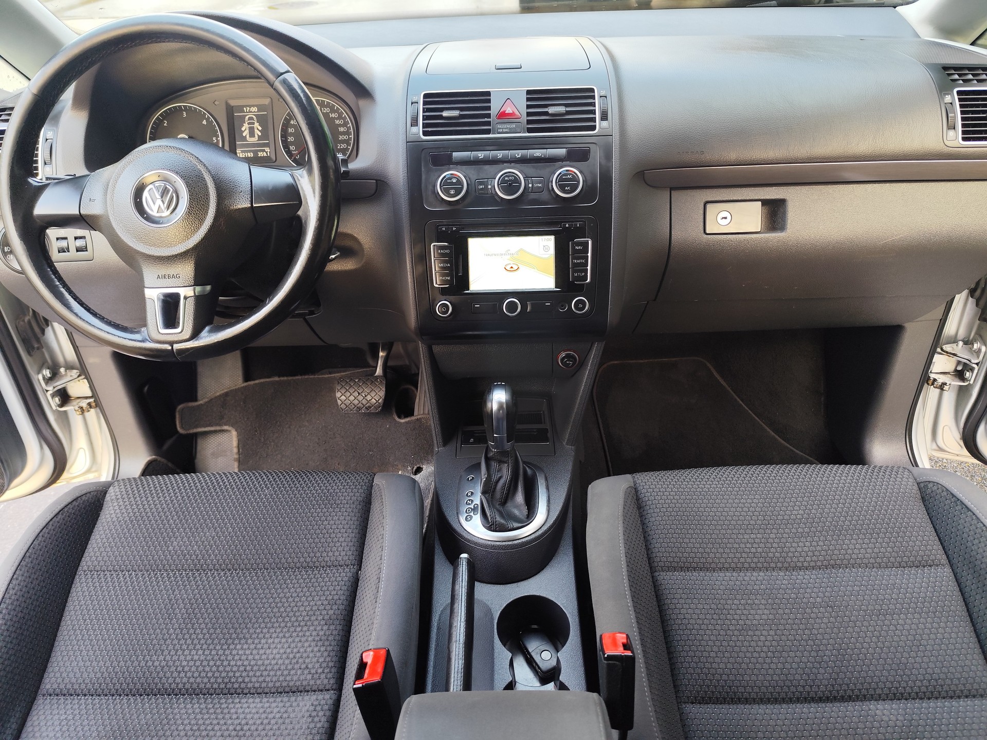 VW Touran 1.6 TDI Trendline DSG-image-8