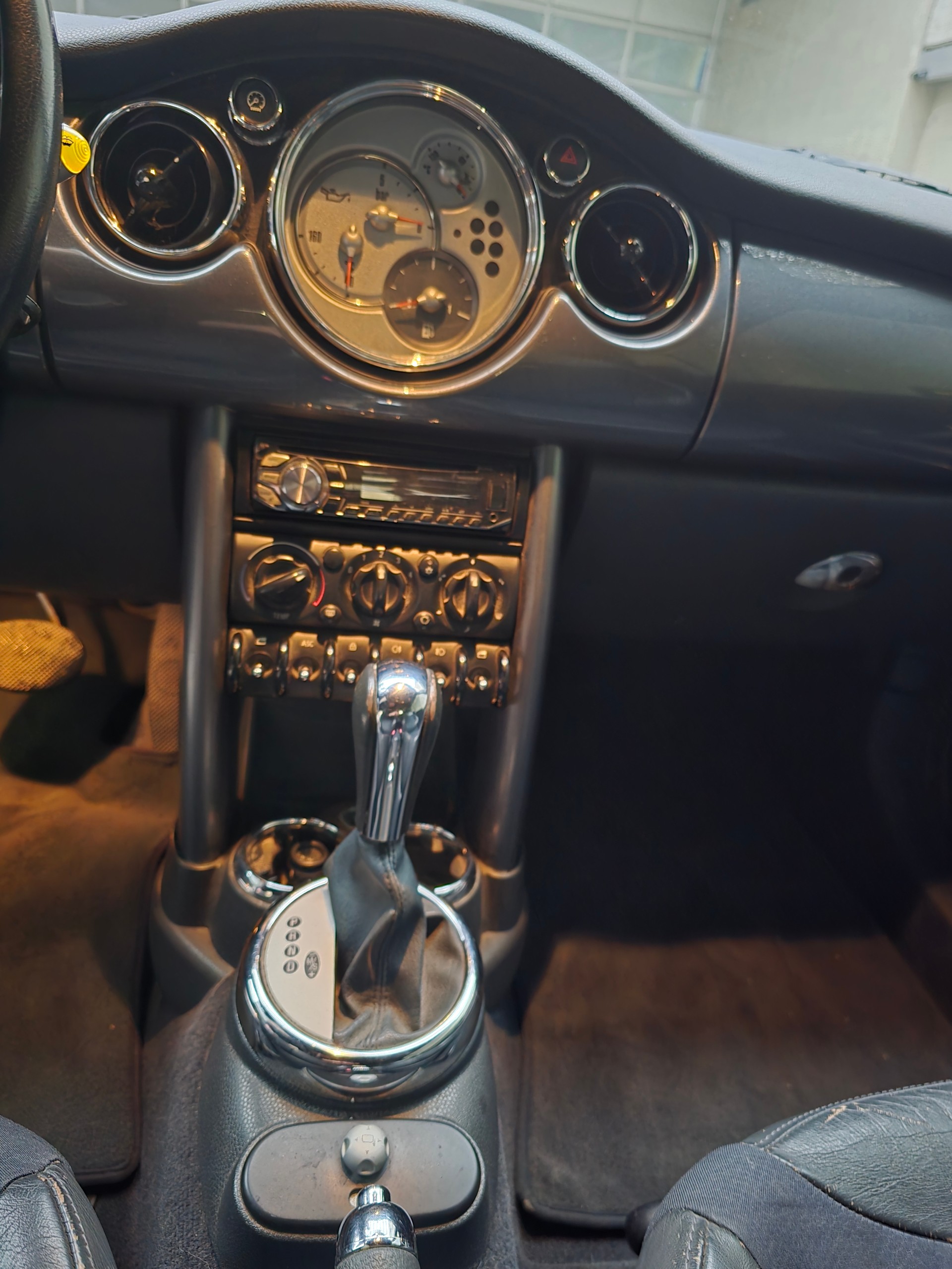 MINI Cooper Cabriolet-image-5
