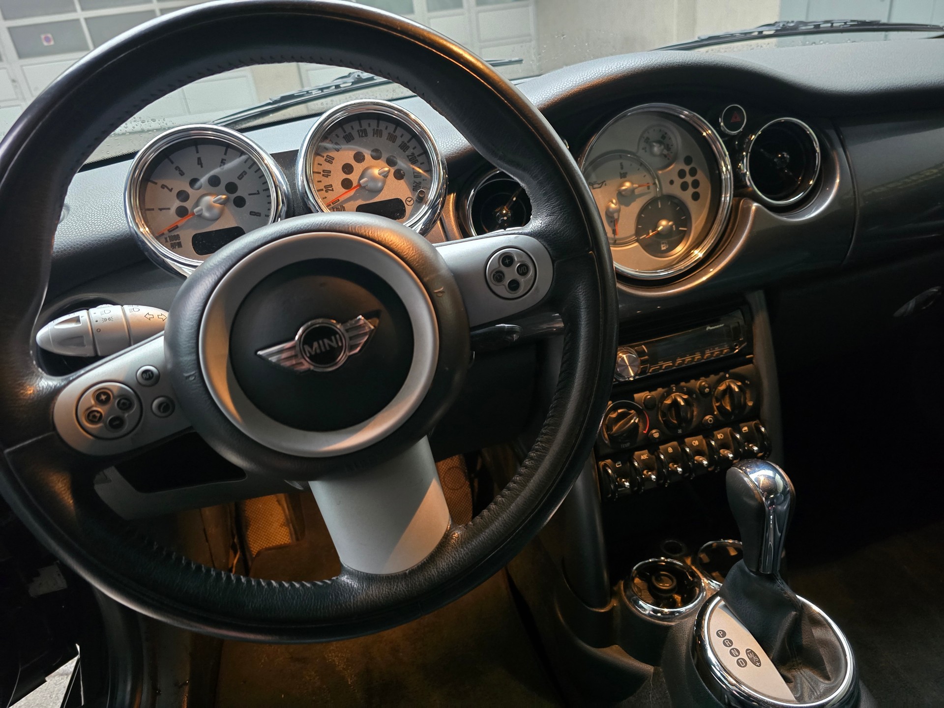 MINI Cooper Cabriolet-image-6