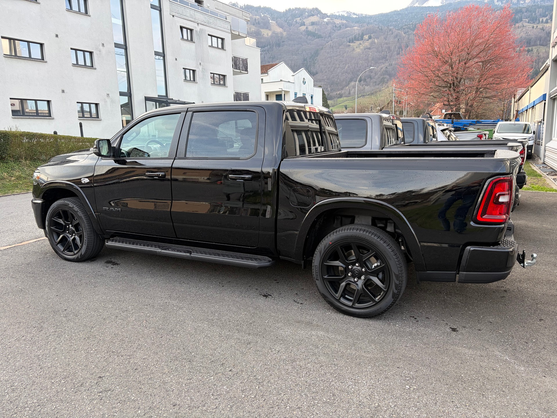 DODGE Ram 1500 Laramie Crew Cab Night V8 4WD MY26-image-4
