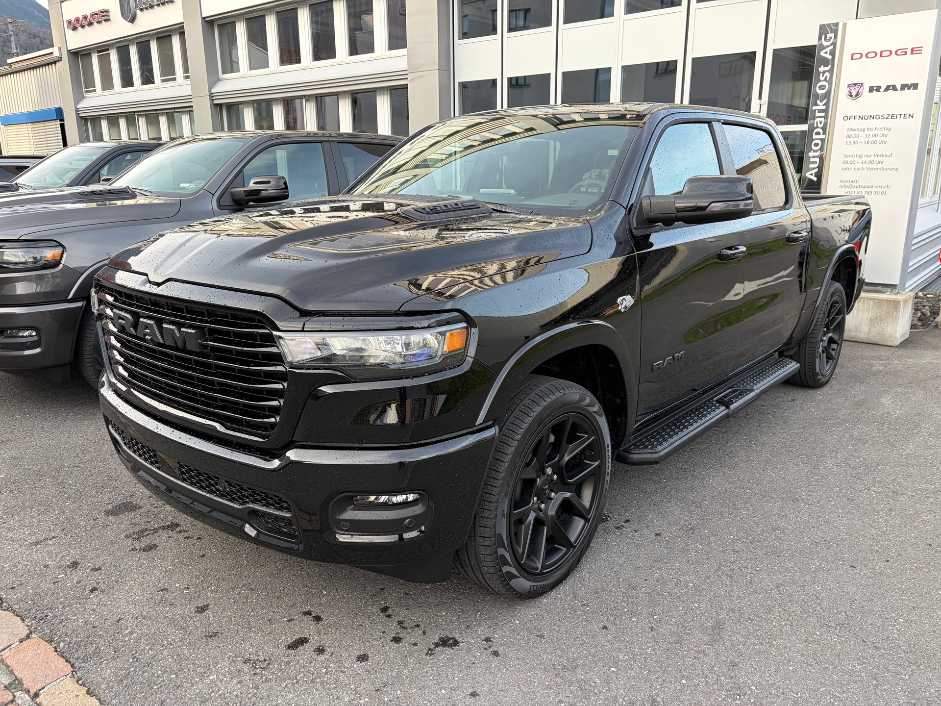DODGE Ram 1500 Laramie Crew Cab Night V8 4WD MY26