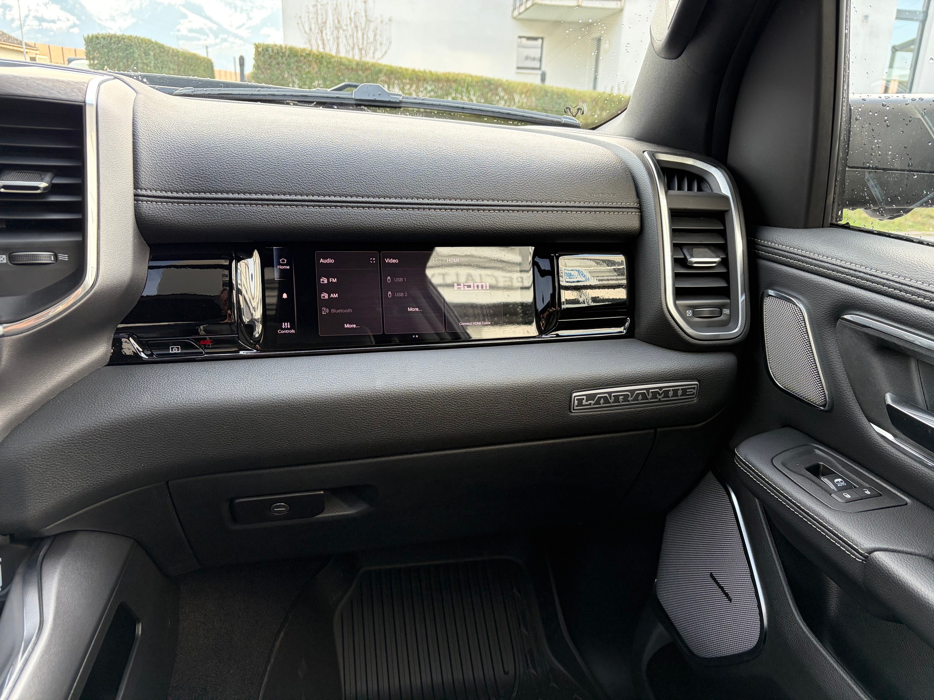 DODGE Ram 1500 Laramie Crew Cab Night V8 4WD MY26-image-10