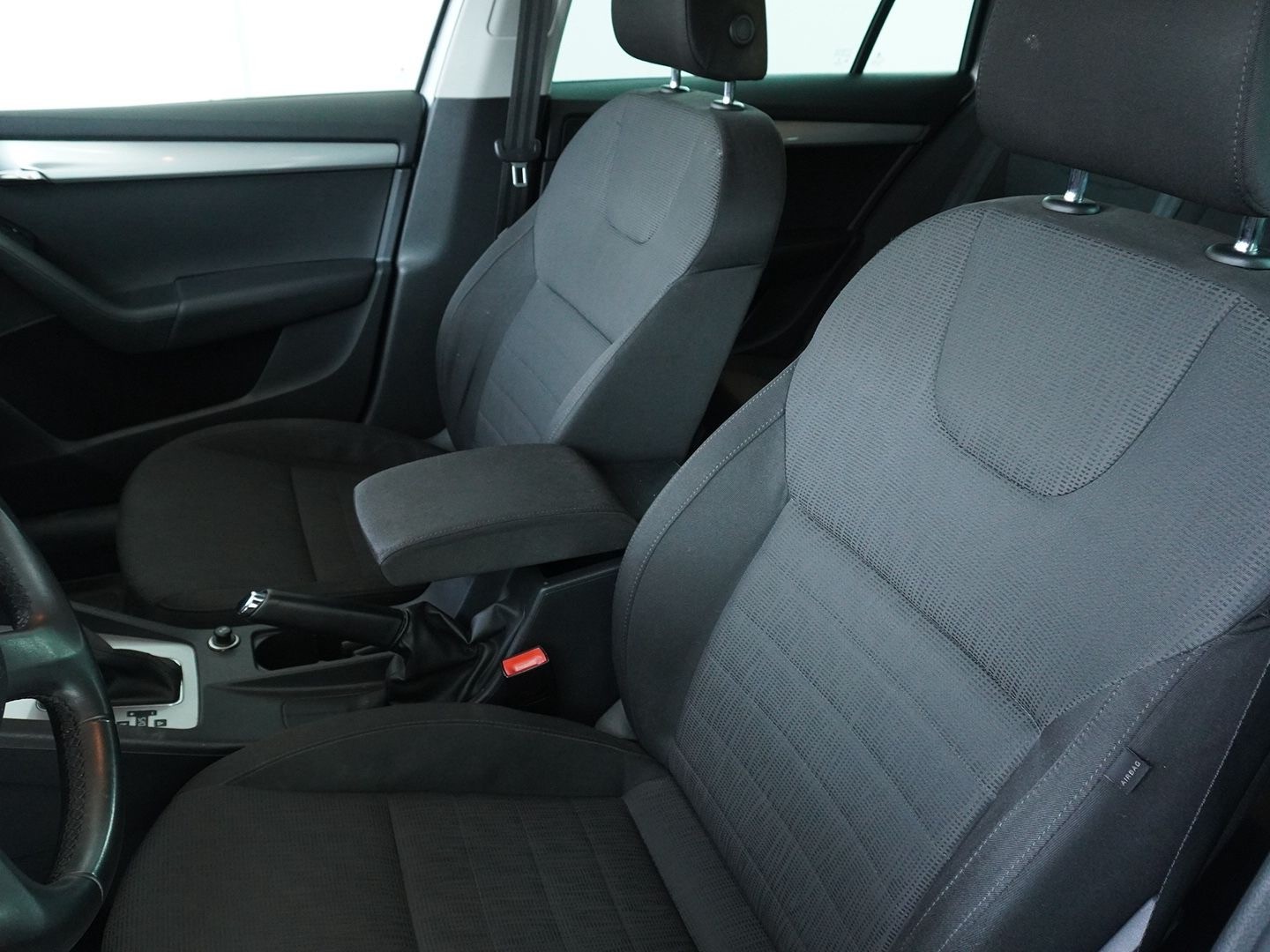 SKODA Octavia Combi 2.0 TDI Elegance DSG-image-3