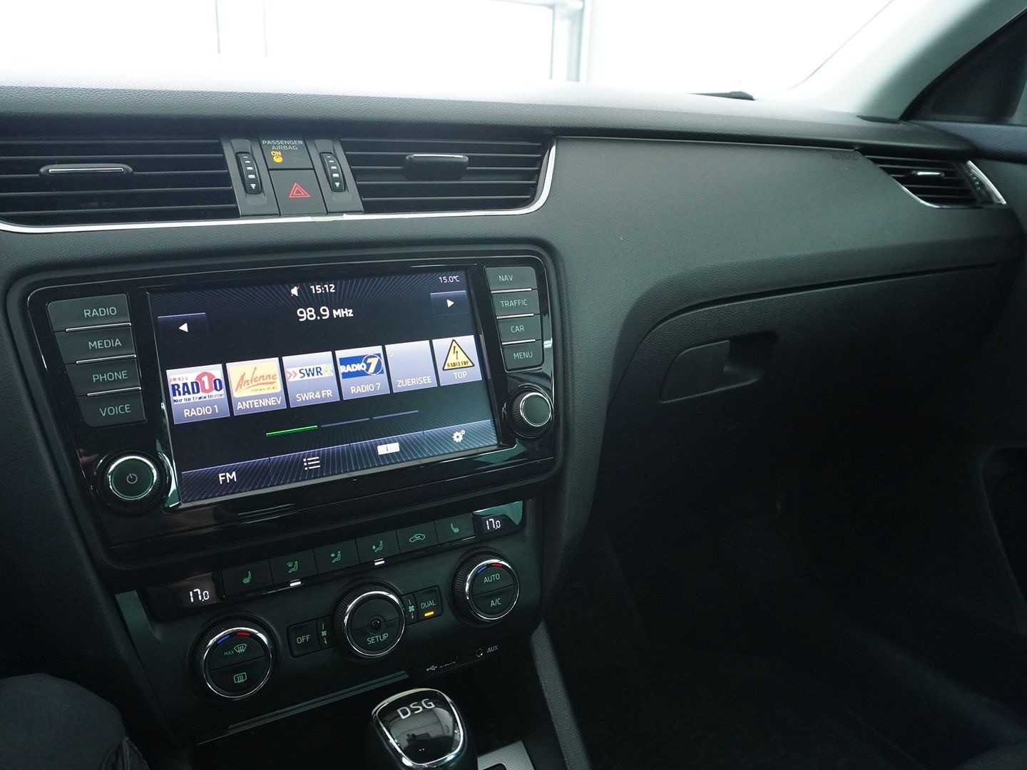 SKODA Octavia Combi 2.0 TDI Elegance DSG-image-6
