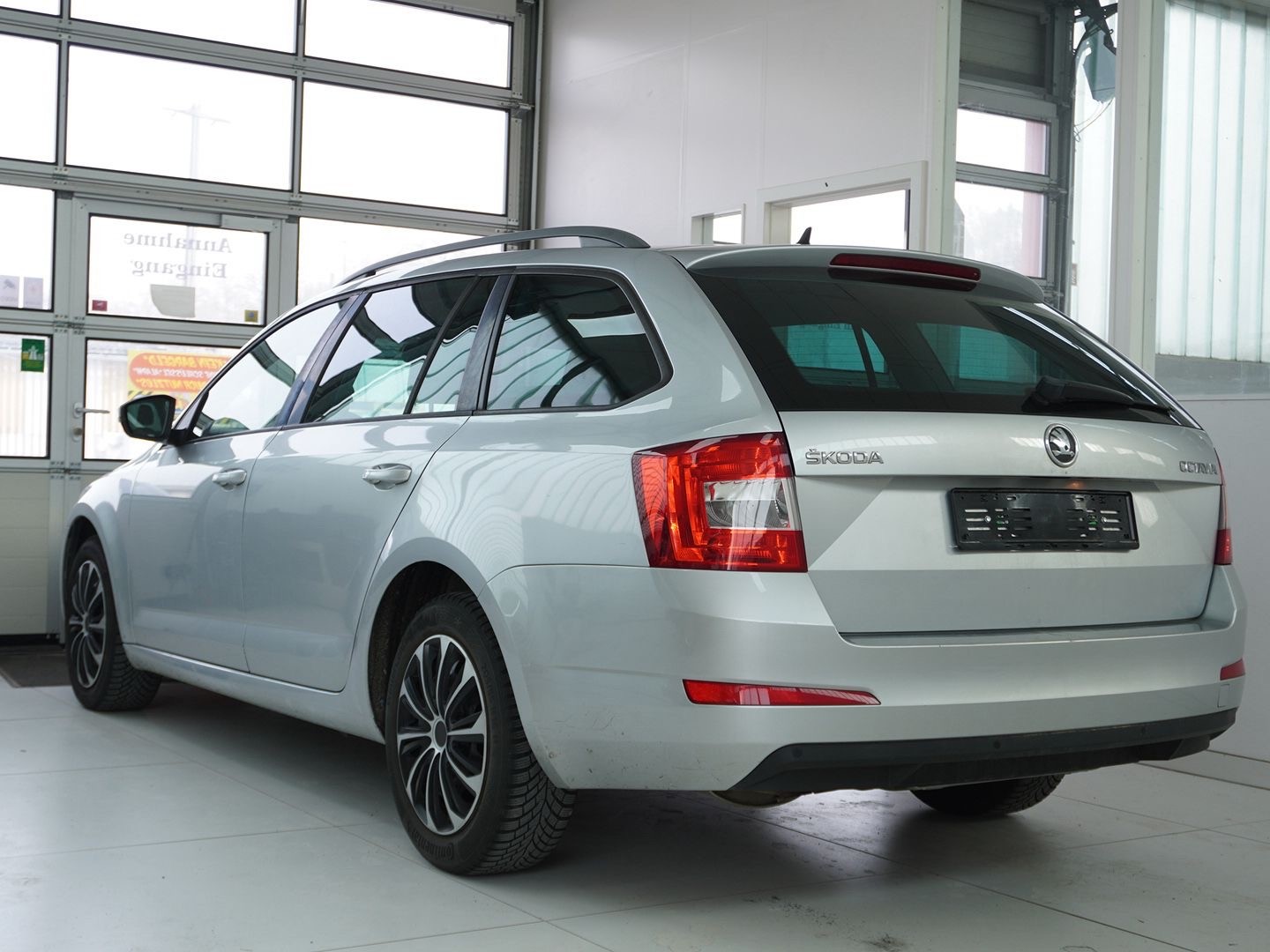 SKODA Octavia Combi 2.0 TDI Elegance DSG-image-1