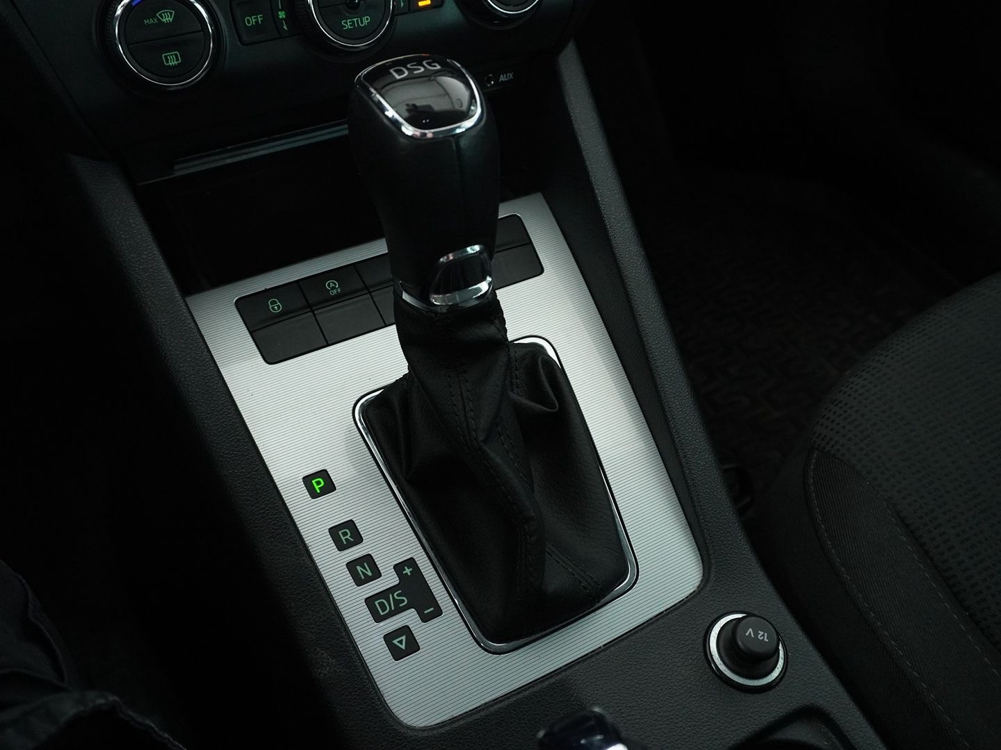 SKODA Octavia Combi 2.0 TDI Elegance DSG-image-8