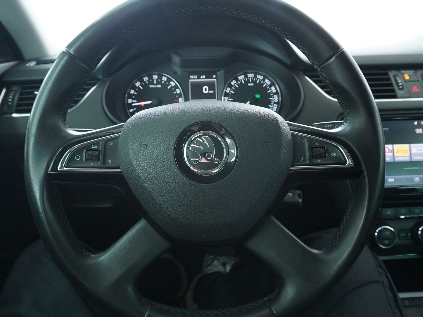 SKODA Octavia Combi 2.0 TDI Elegance DSG-image-5