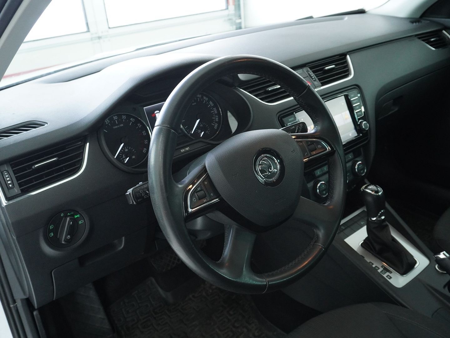 SKODA Octavia Combi 2.0 TDI Elegance DSG-image-2