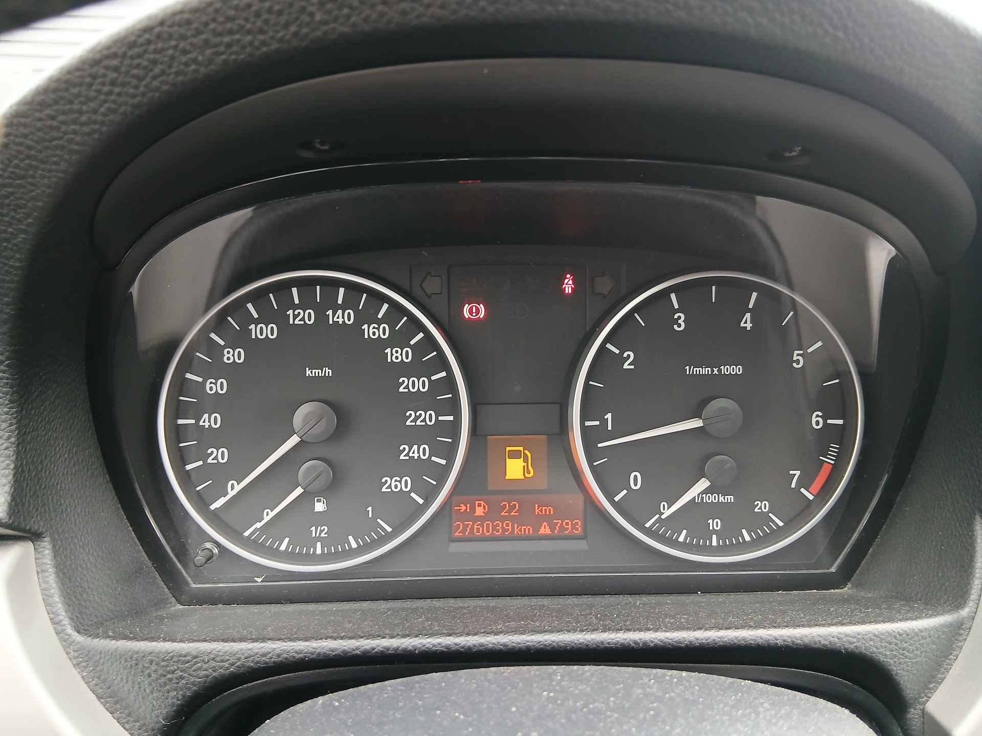 BMW 320i-image-7