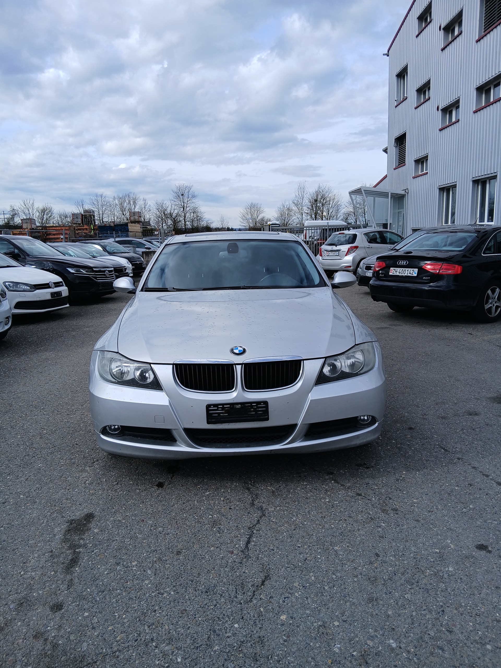BMW 320i-image-0