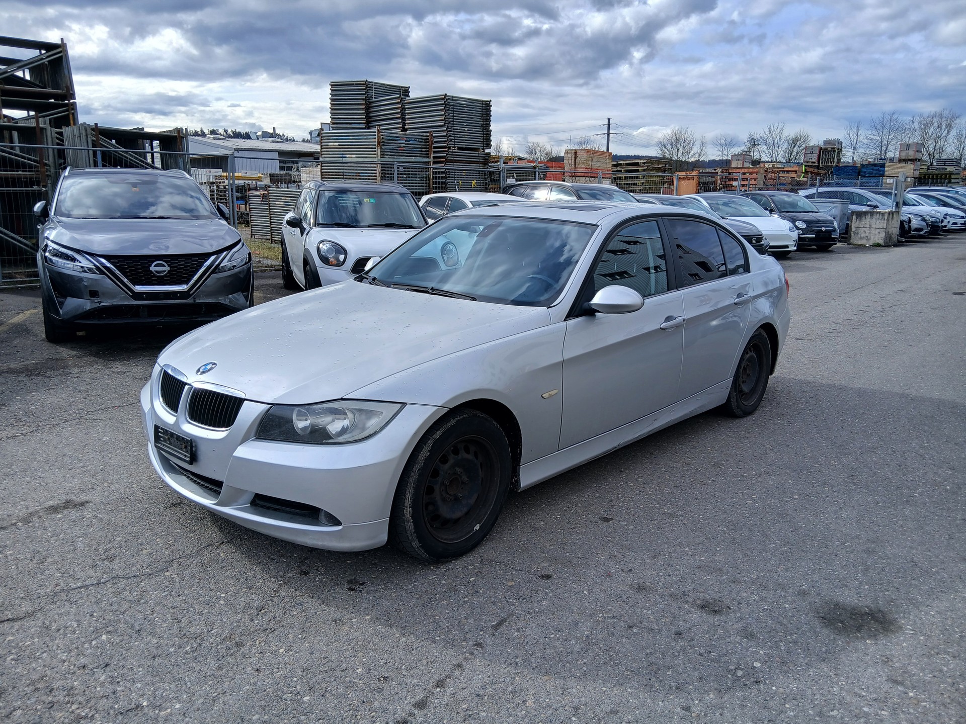 BMW 320i-image-1