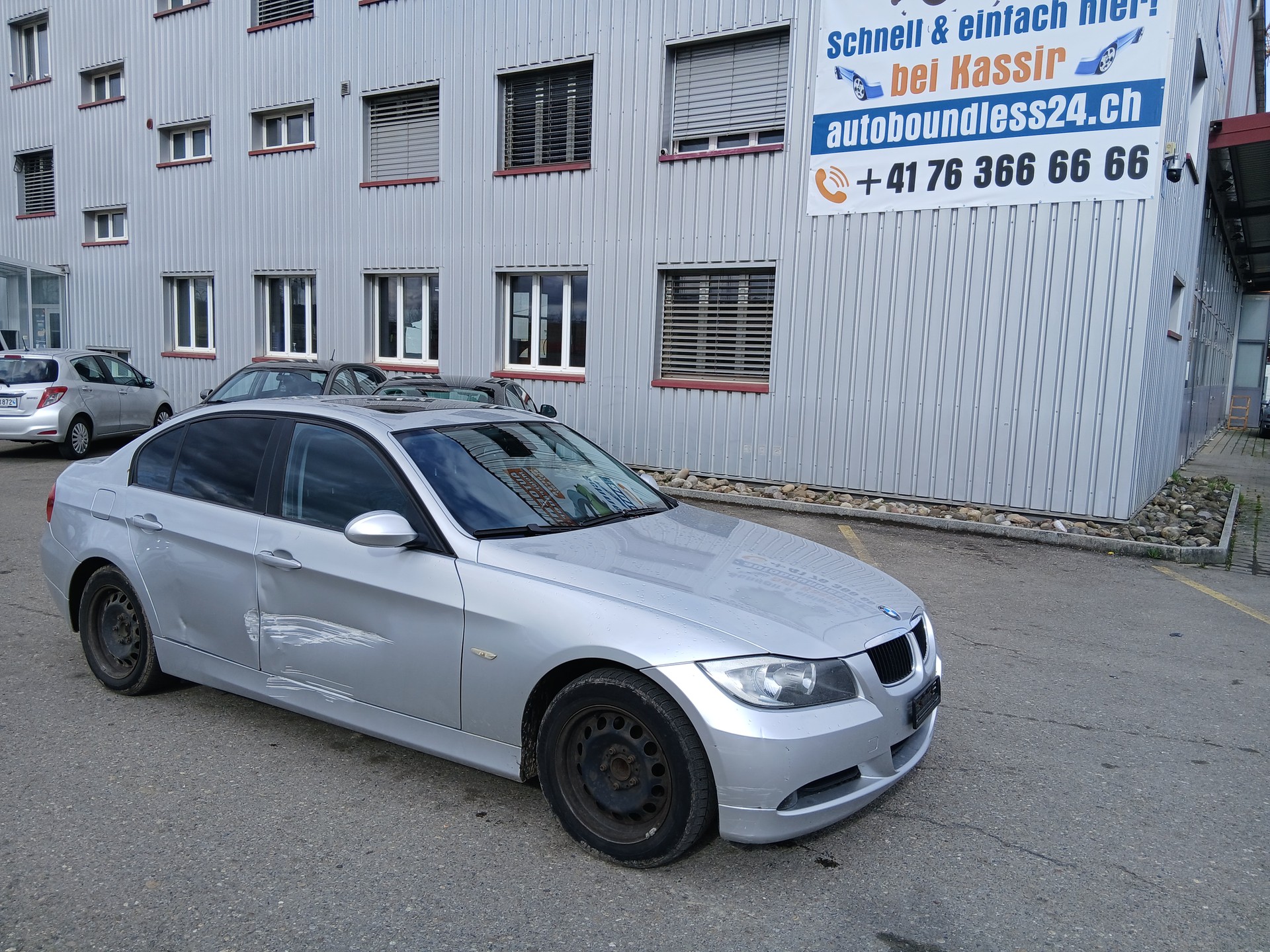 BMW 320i-image-2