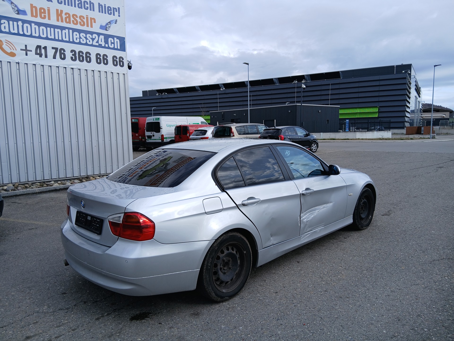 BMW 320i-image-3