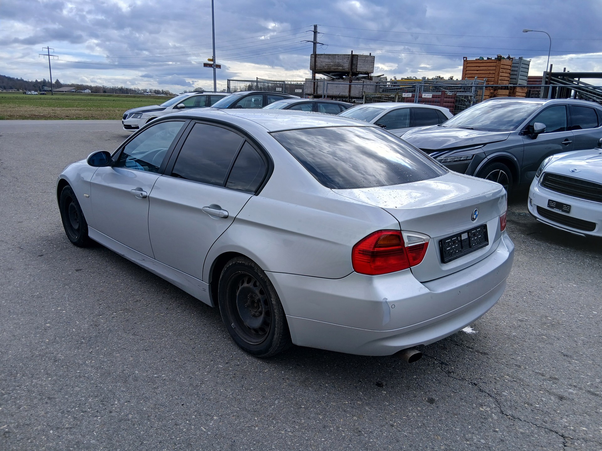 BMW 320i-image-5