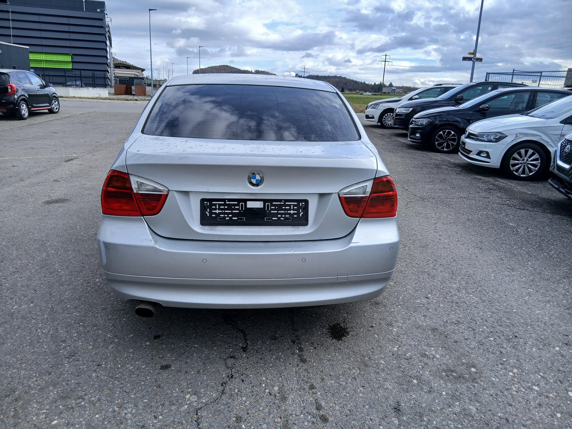 BMW 320i-image-4