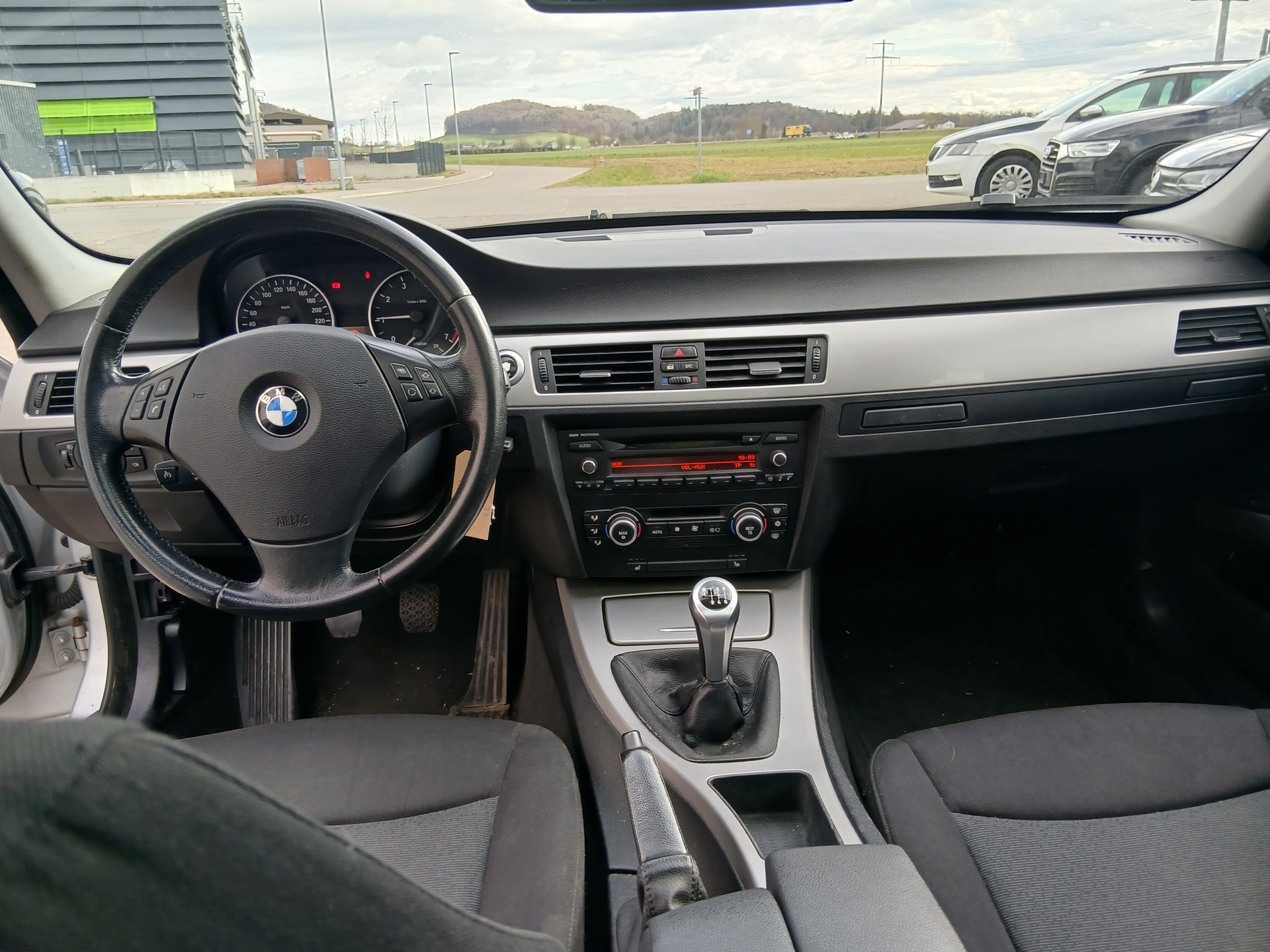 BMW 320i-image-9