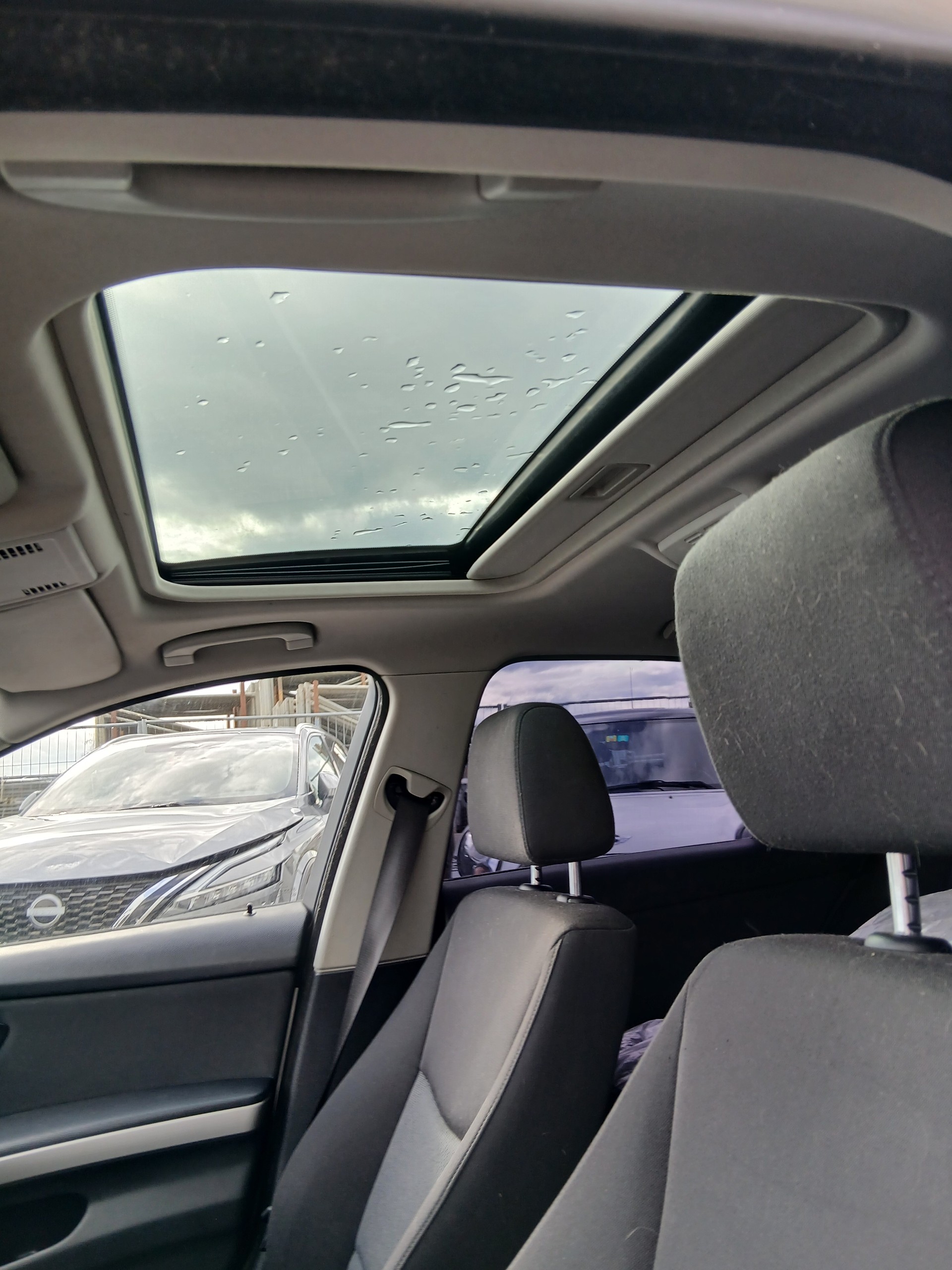 BMW 320i-image-8