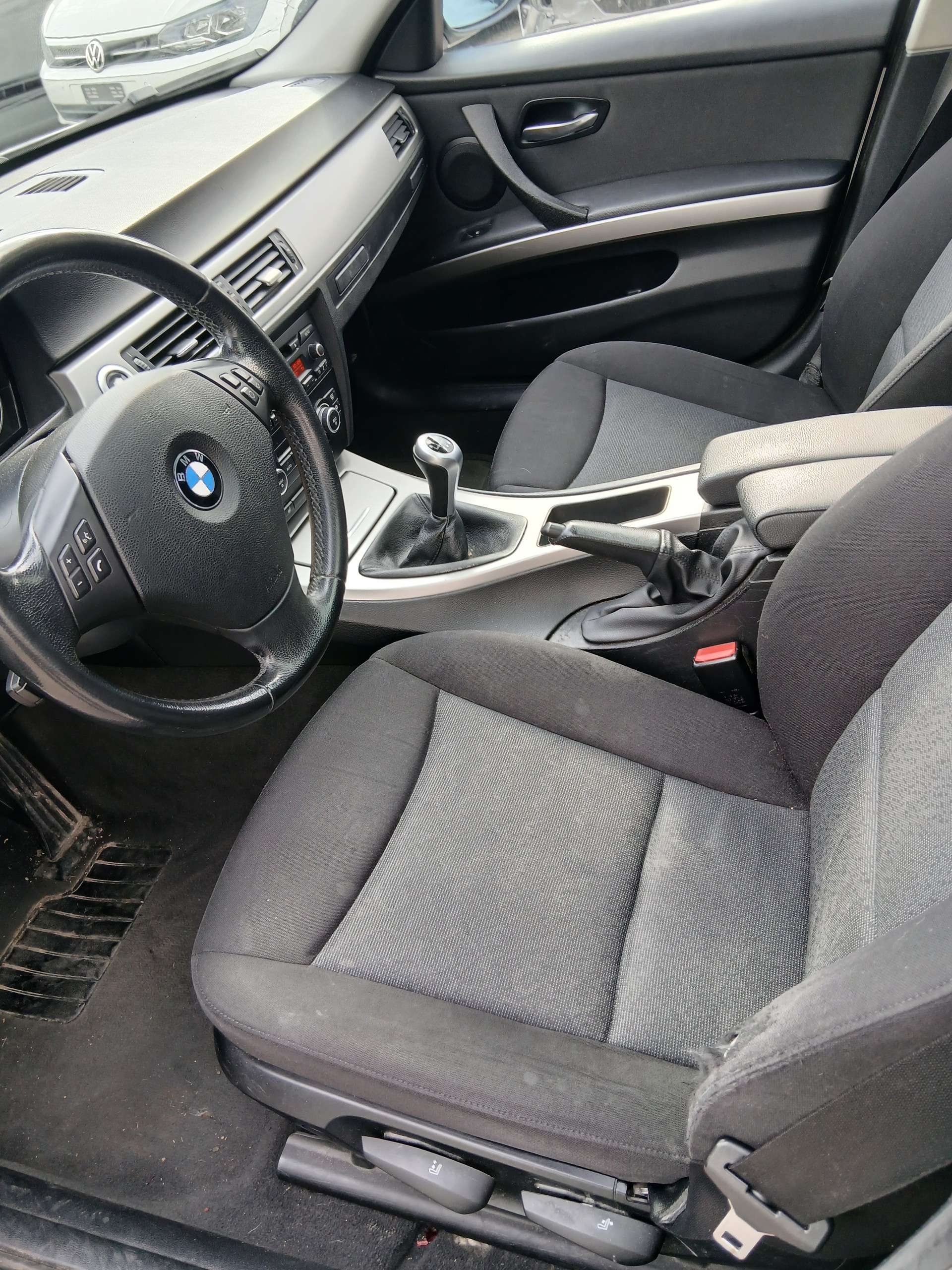 BMW 320i-image-10