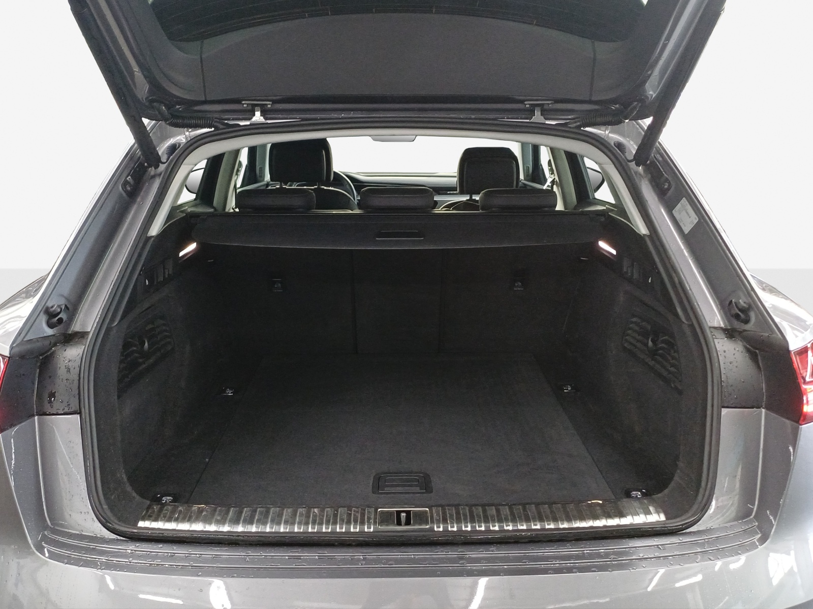 AUDI e-tron 55 quattro-image-13