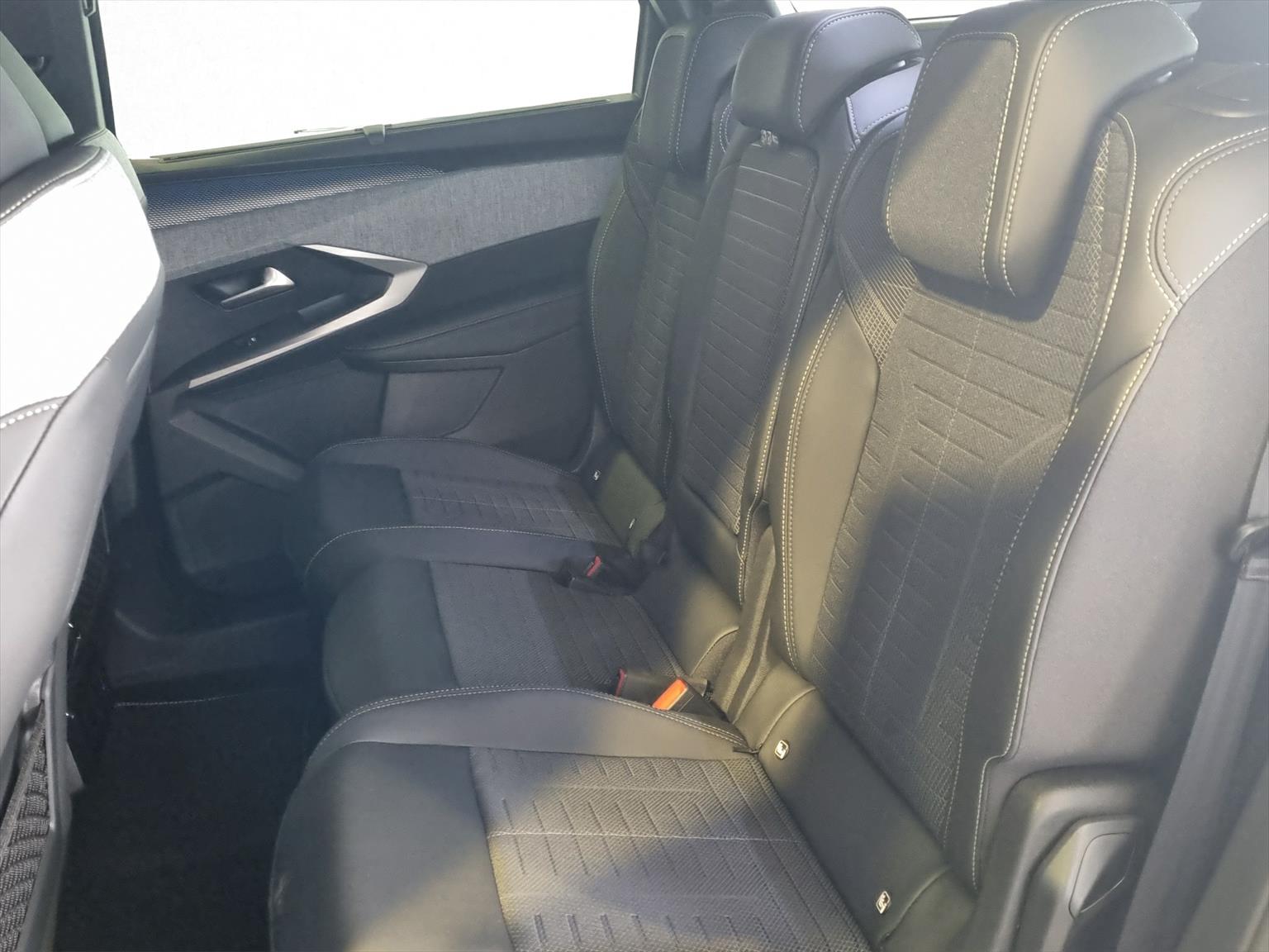 PEUGEOT 5008 145 Hybrid GT 7-Plätzer Pano-image-13
