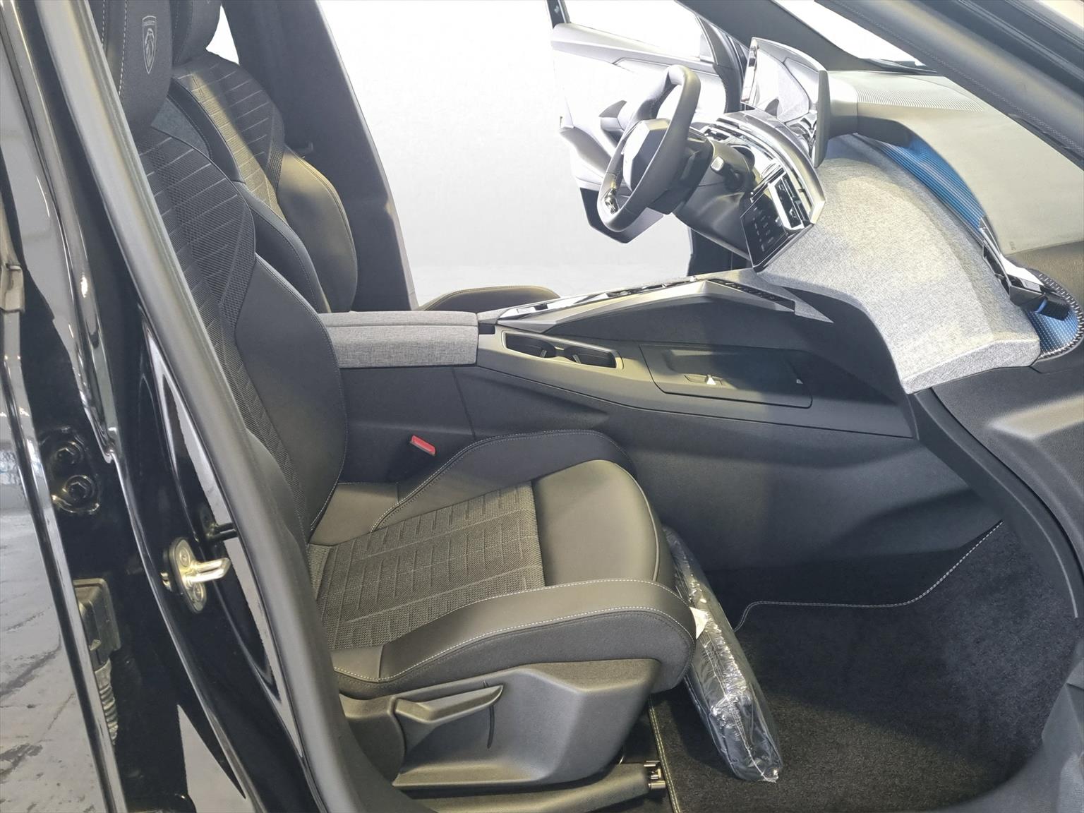 PEUGEOT 5008 145 Hybrid GT 7-Plätzer Pano-image-12