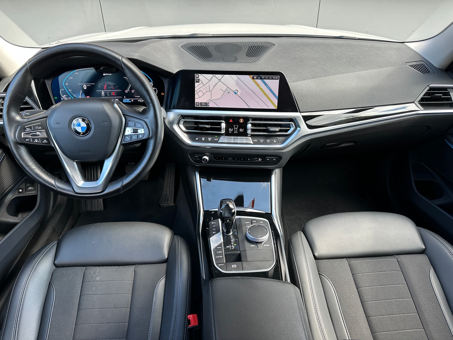 BMW 330e x DriveTouring Sport Line Steptronic *Assistenzpaket* *Laser* *Head-Up*-image-9