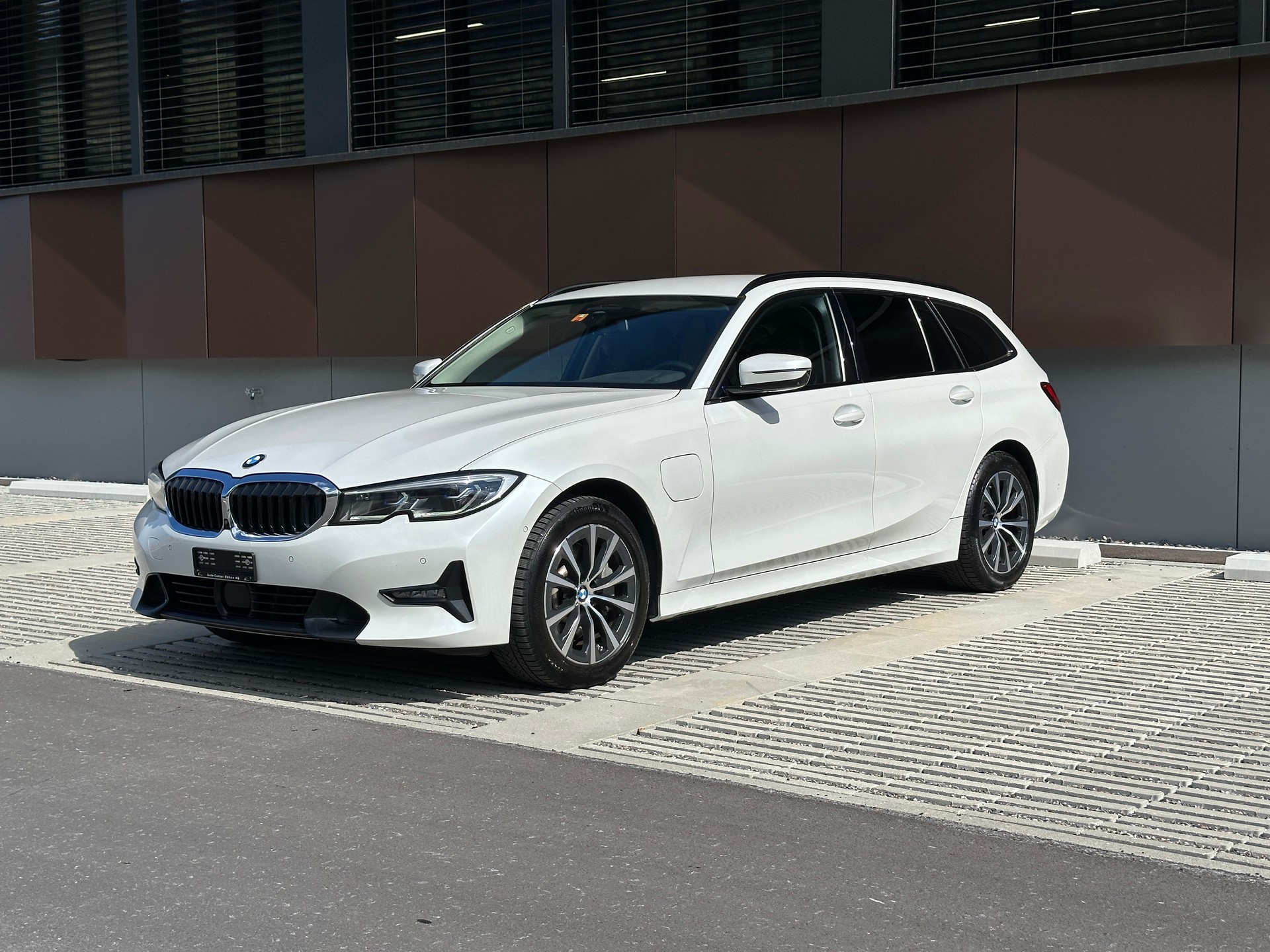 BMW 330e x DriveTouring Sport Line Steptronic *Assistenzpaket* *Laser* *Head-Up*-image-0