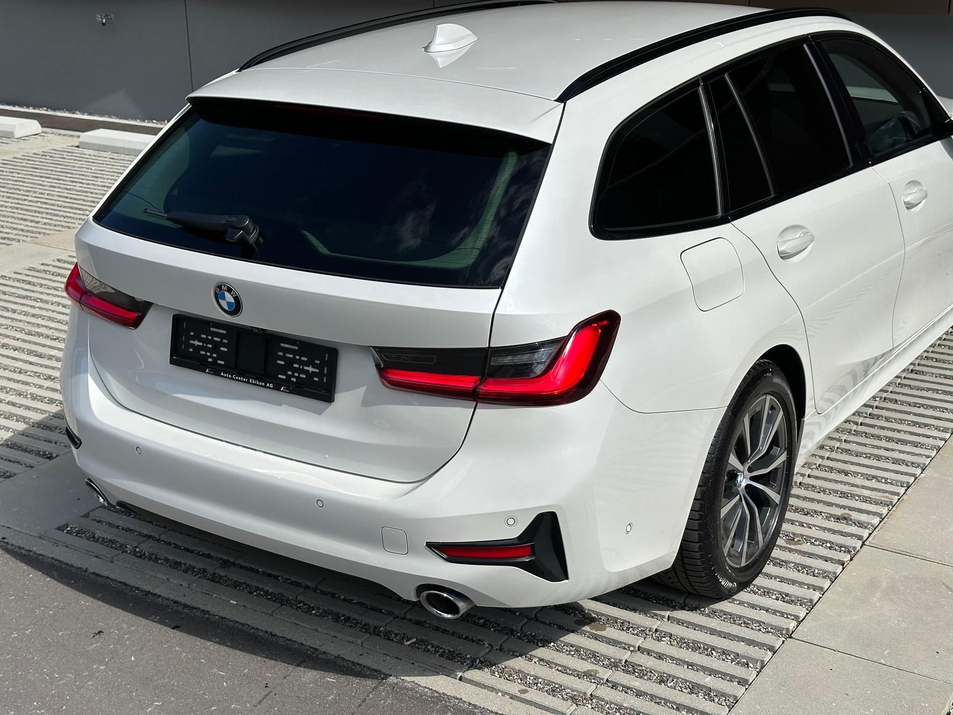 BMW 330e x DriveTouring Sport Line Steptronic *Assistenzpaket* *Laser* *Head-Up*-image-31