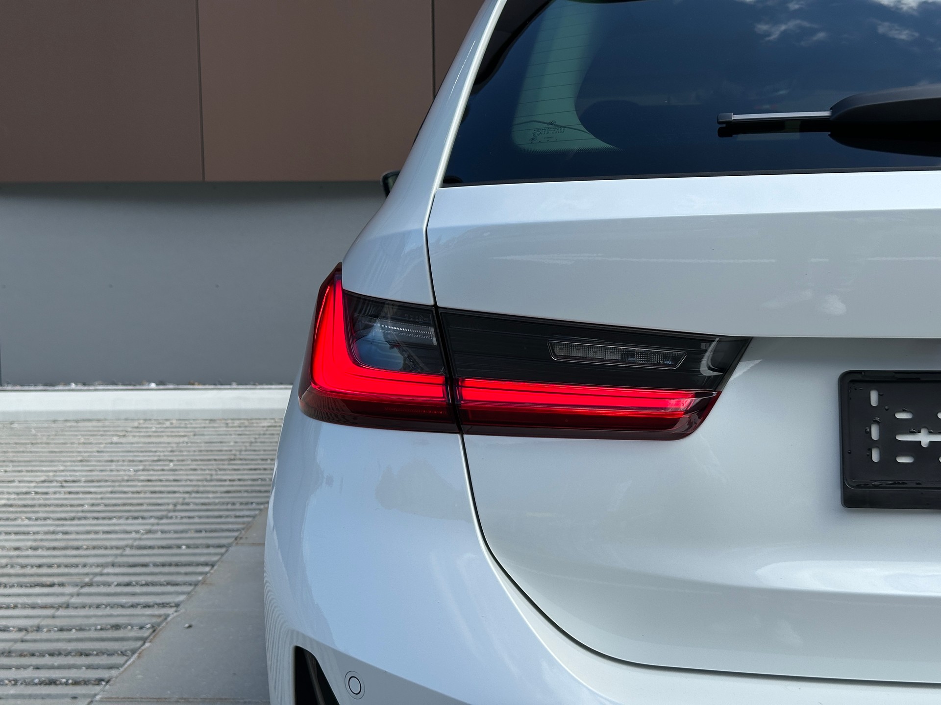 BMW 330e x DriveTouring Sport Line Steptronic *Assistenzpaket* *Laser* *Head-Up*-image-7