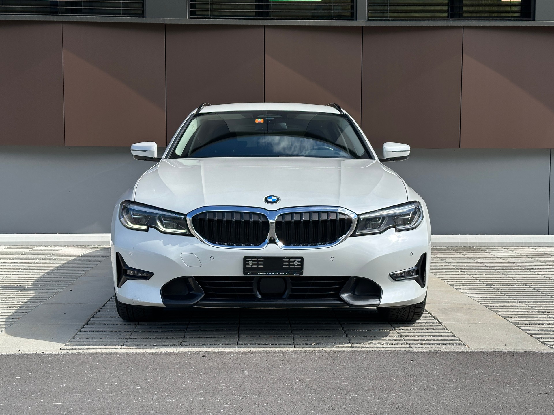 BMW 330e x DriveTouring Sport Line Steptronic *Assistenzpaket* *Laser* *Head-Up*-image-1