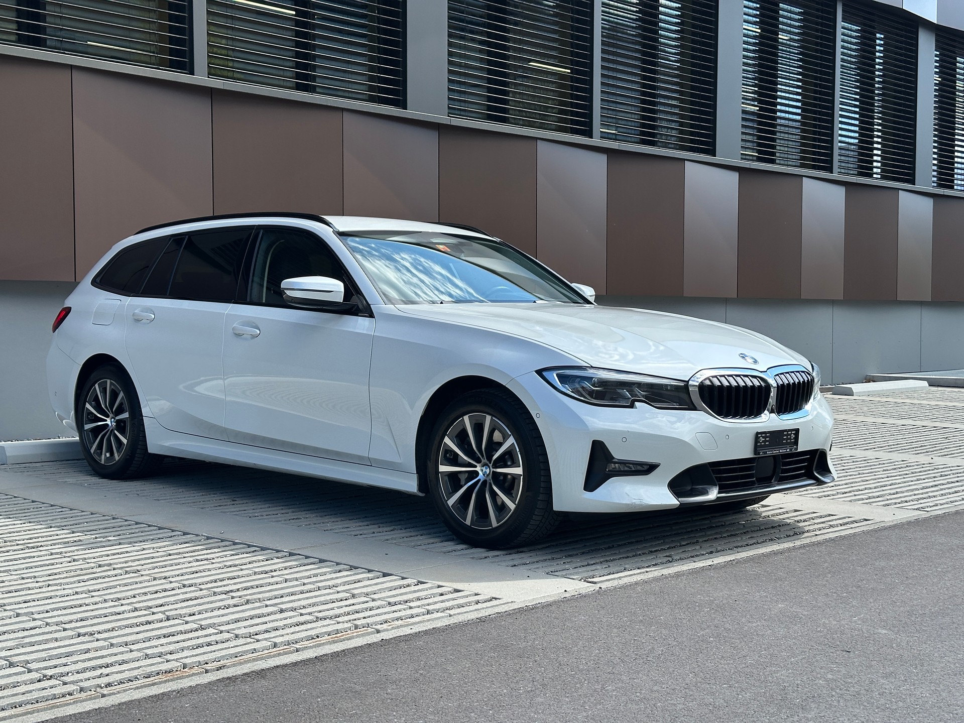 BMW 330e x DriveTouring Sport Line Steptronic *Assistenzpaket* *Laser* *Head-Up*-image-2