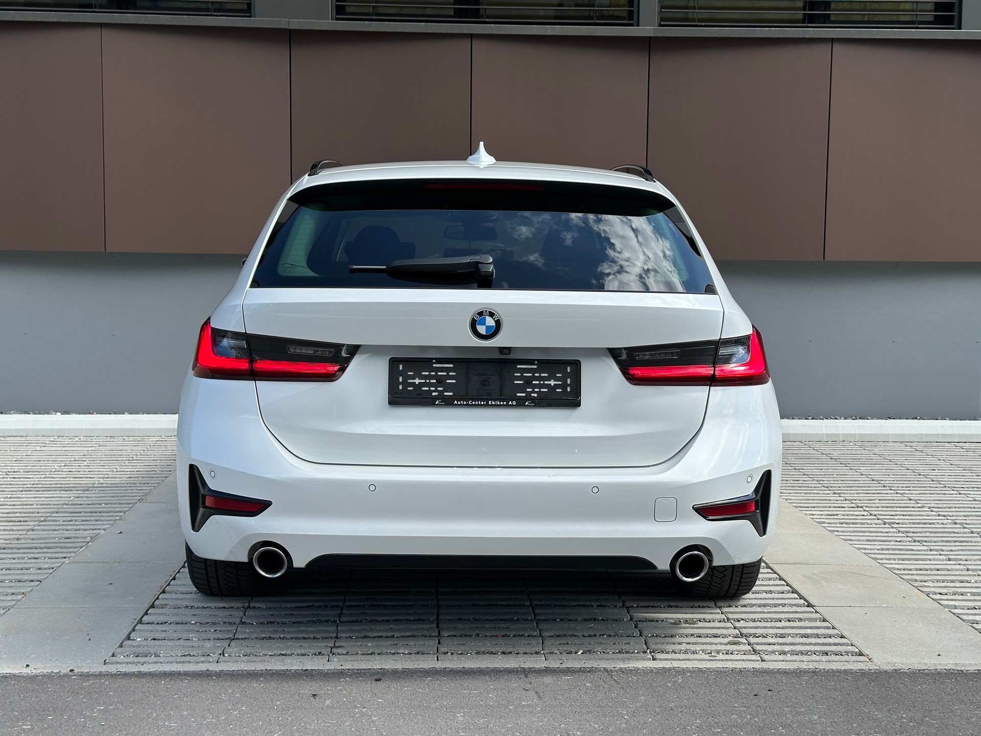 BMW 330e x DriveTouring Sport Line Steptronic *Assistenzpaket* *Laser* *Head-Up*-image-4