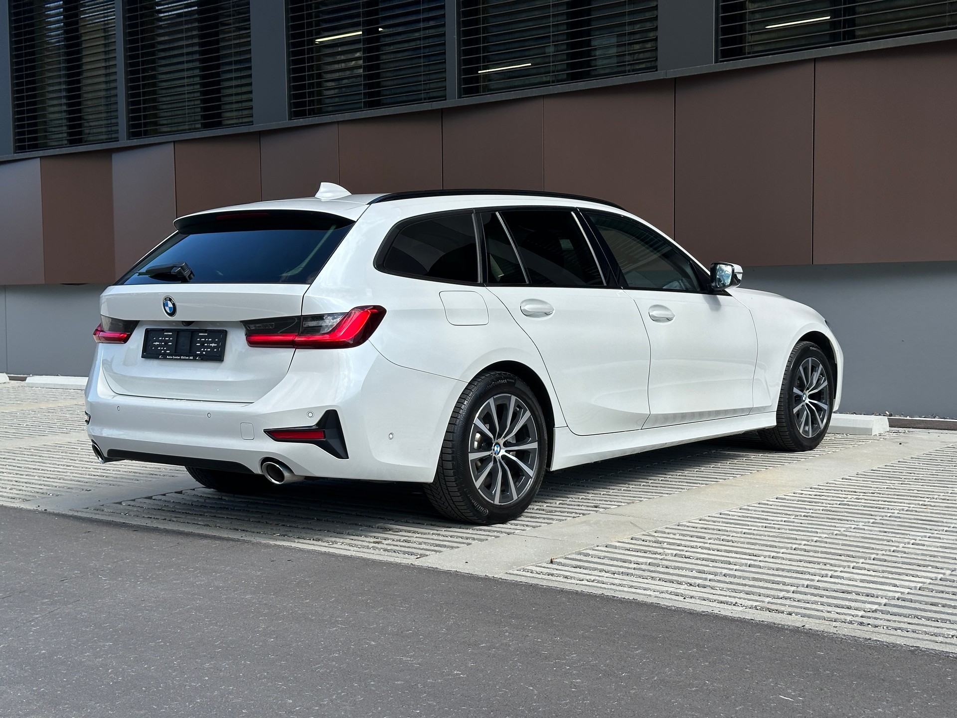 BMW 330e x DriveTouring Sport Line Steptronic *Assistenzpaket* *Laser* *Head-Up*-image-5