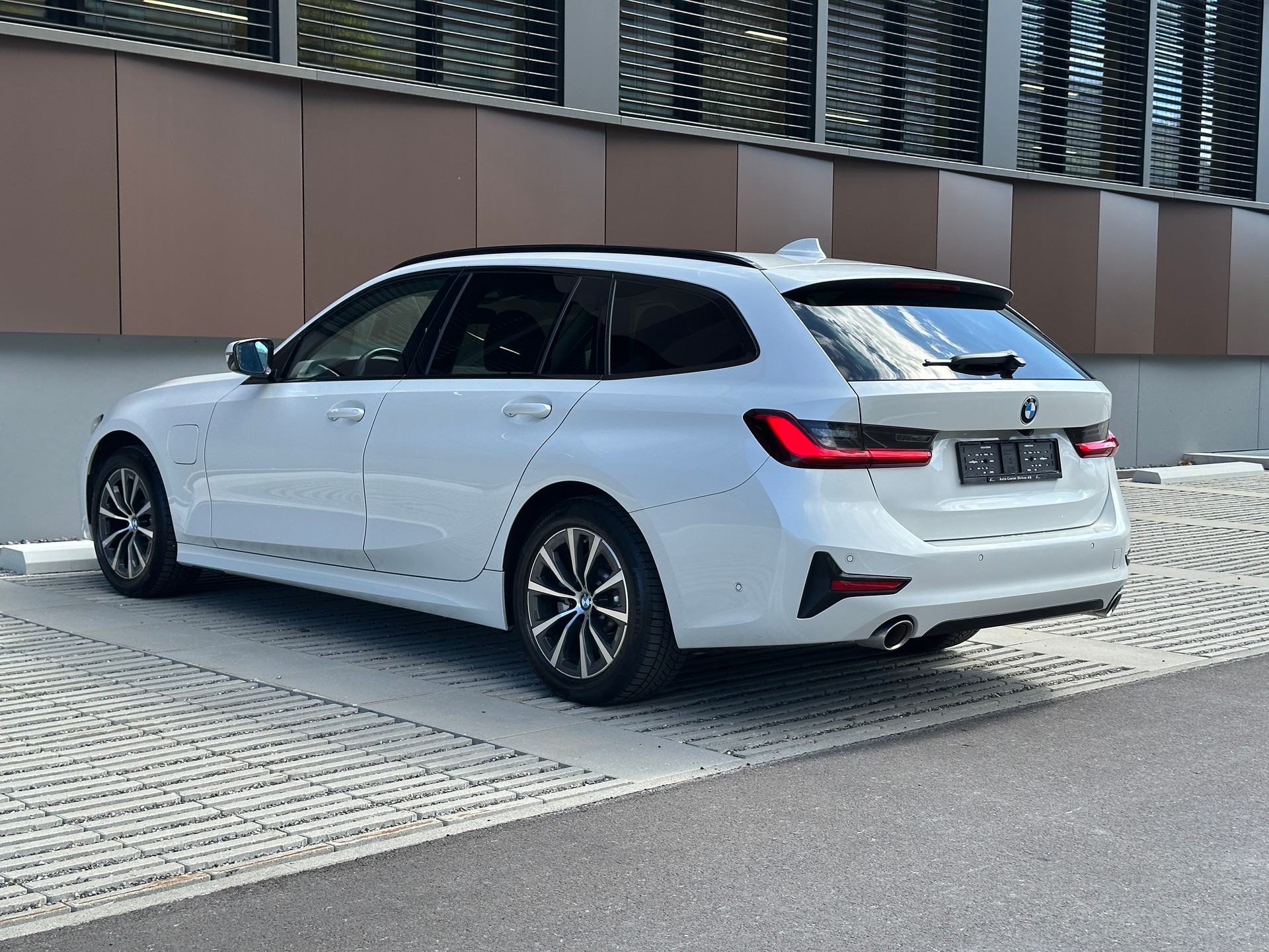 BMW 330e x DriveTouring Sport Line Steptronic *Assistenzpaket* *Laser* *Head-Up*-image-3