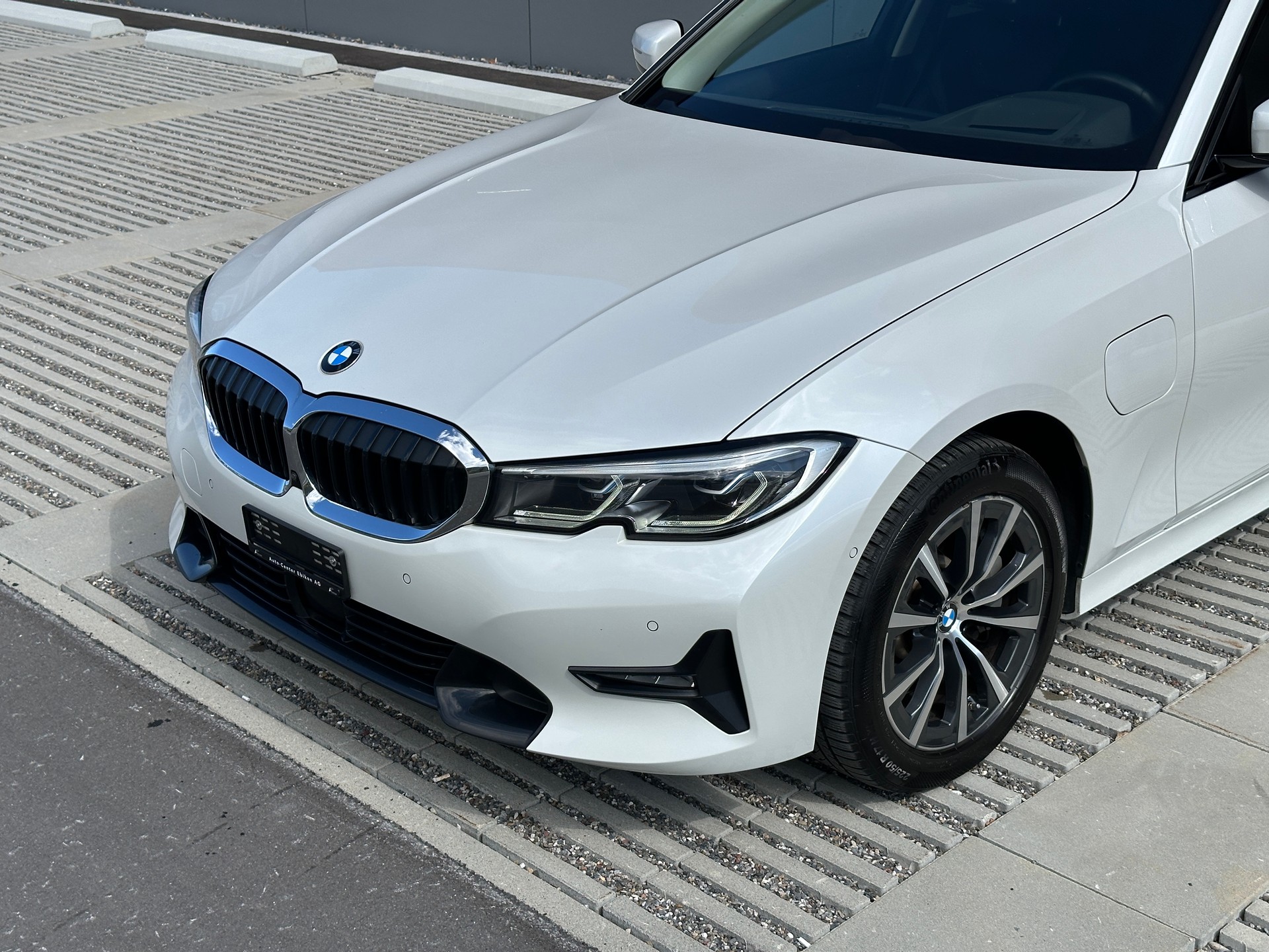 BMW 330e x DriveTouring Sport Line Steptronic *Assistenzpaket* *Laser* *Head-Up*-image-28