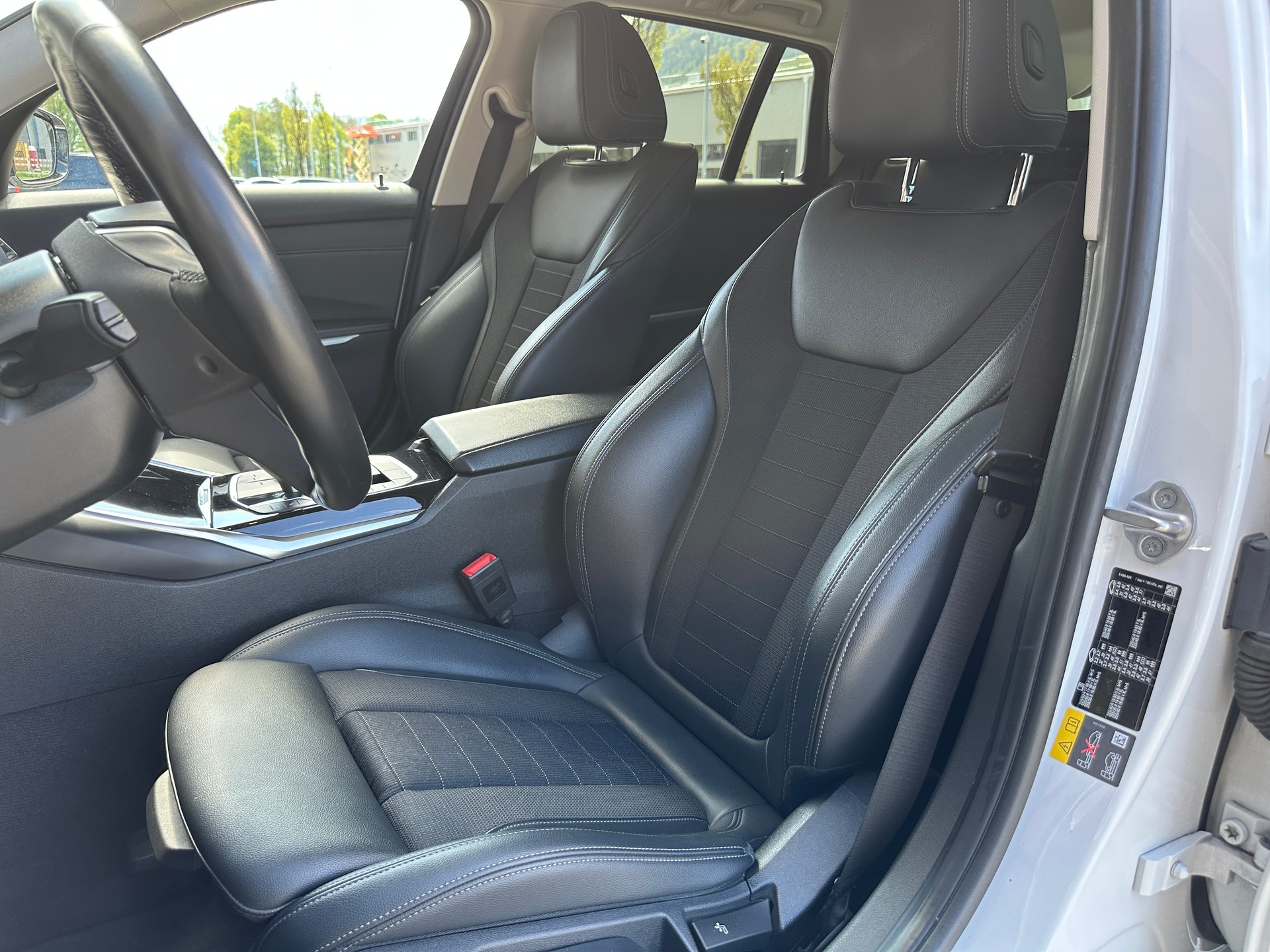 BMW 330e x DriveTouring Sport Line Steptronic *Assistenzpaket* *Laser* *Head-Up*-image-10