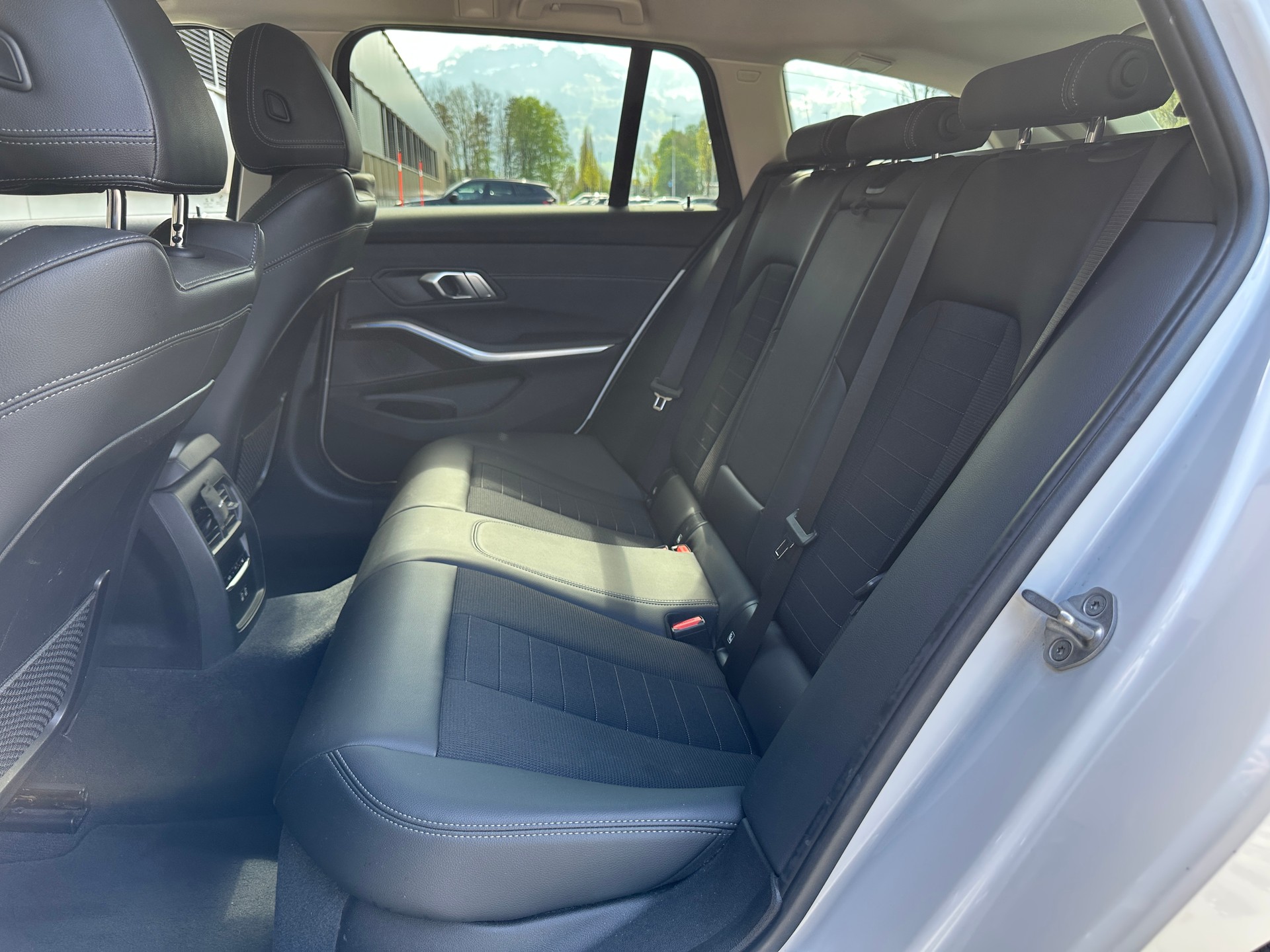 BMW 330e x DriveTouring Sport Line Steptronic *Assistenzpaket* *Laser* *Head-Up*-image-11
