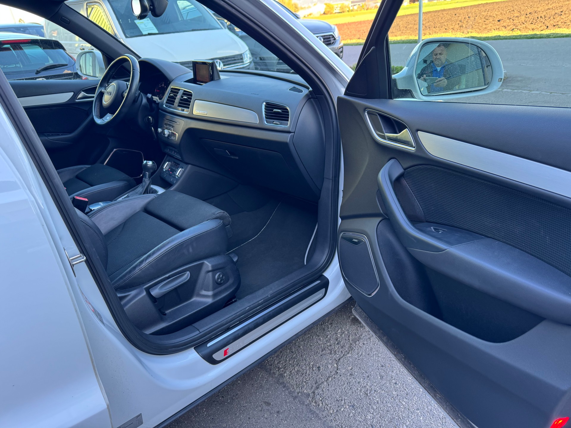 AUDI Q3 2.0 TDI quattro S-line S-tronic-image-15