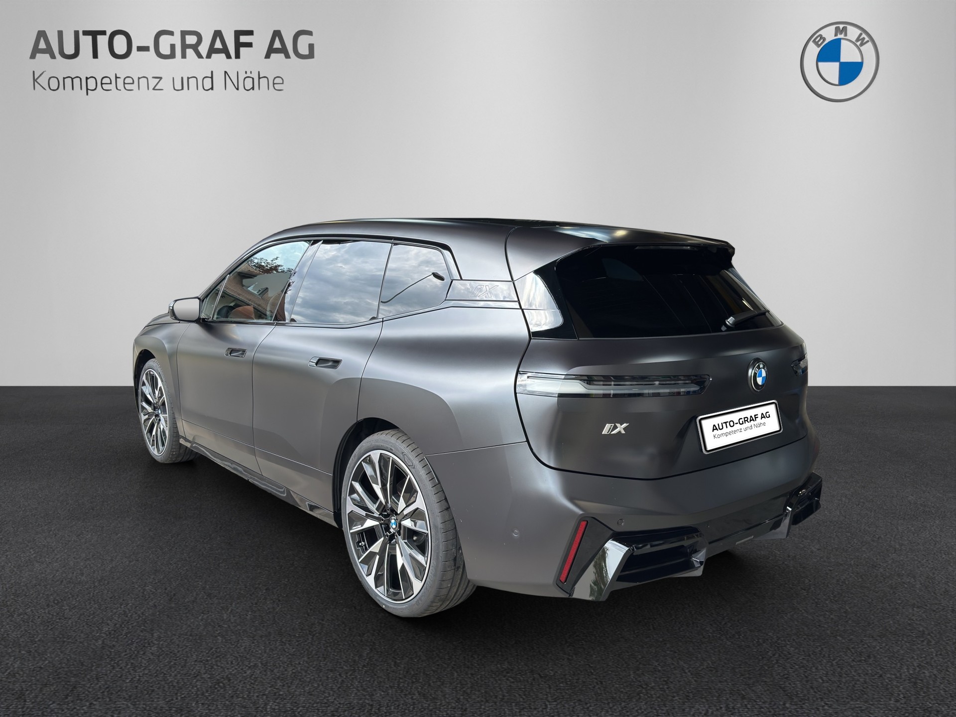 BMW iX xDrive60 M Sport Pro-showroom-element-2