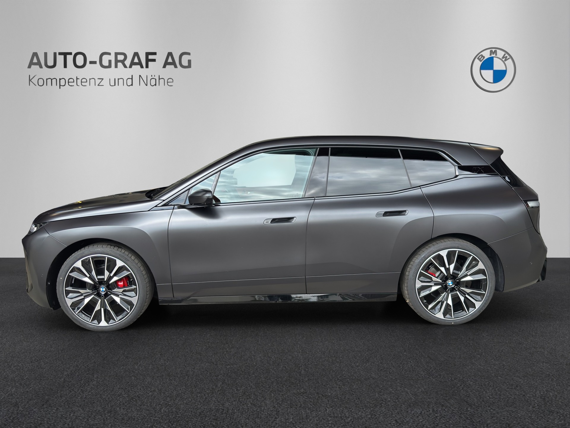 BMW iX xDrive60 M Sport Pro-showroom-element-1