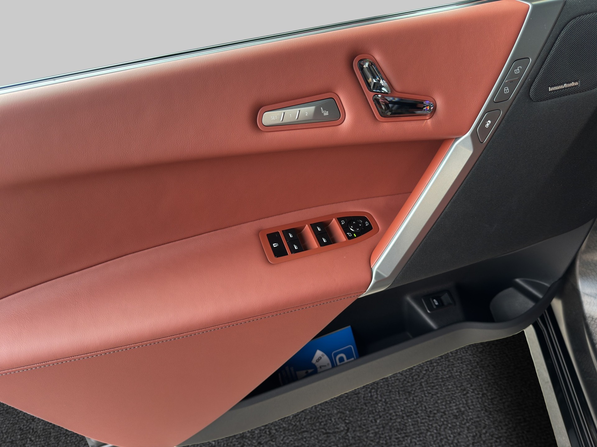 BMW iX xDrive60 M Sport Pro-image-16
