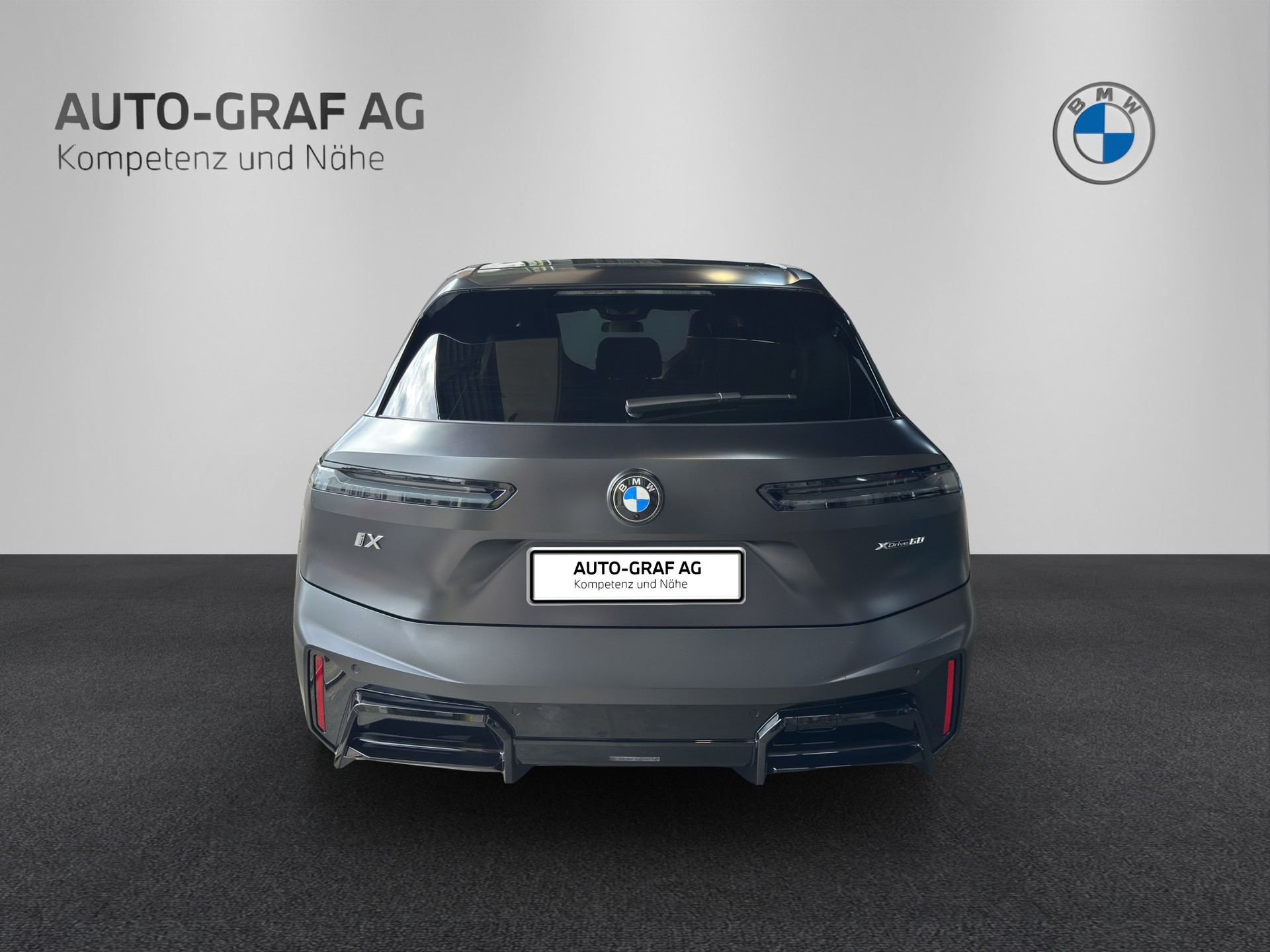 BMW iX xDrive60 M Sport Pro-showroom-element-3