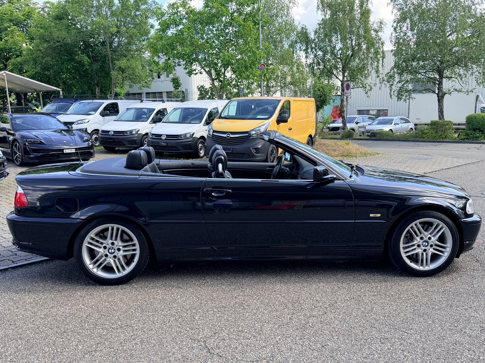 BMW 330Ci Cabriolet-image-1